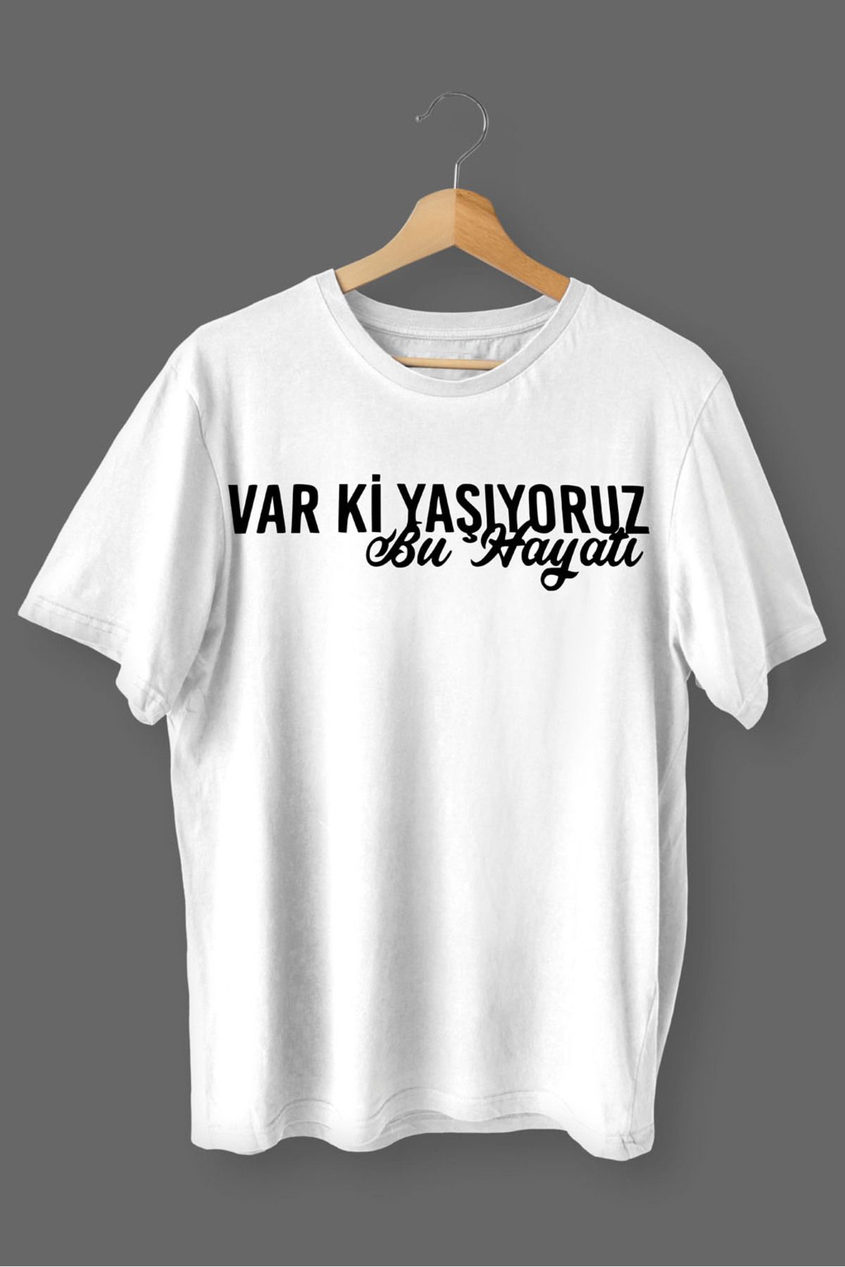 MLH STORE Varki Yaşıyoruz Bu Hayatı Baskılı Pamuklu Likralı T-shirt (Siyah Yazılı Beyaz) S Beden