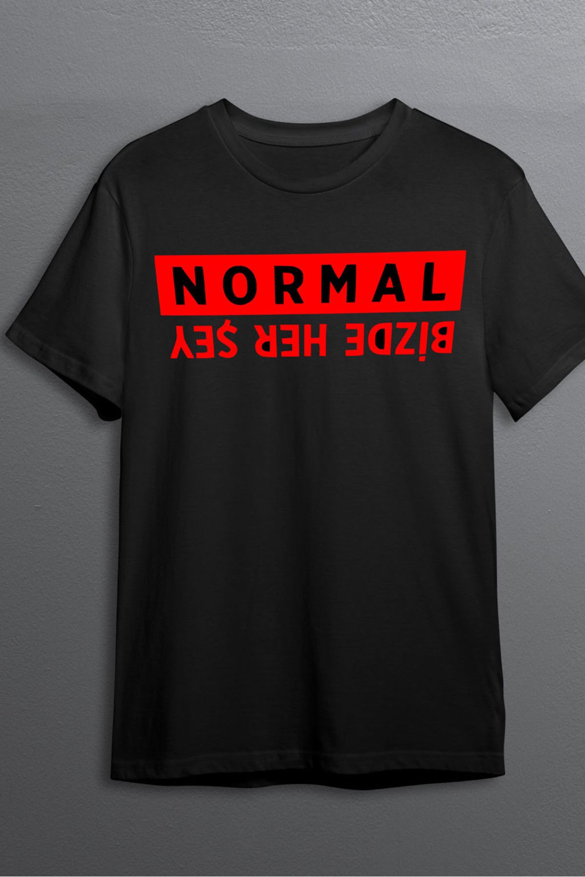 MLH STORE Bizde Her Şey Normal Baskılı Pamuklu Likralı T-shirt (Kırmızı Yazılı Siyah) XL Beden