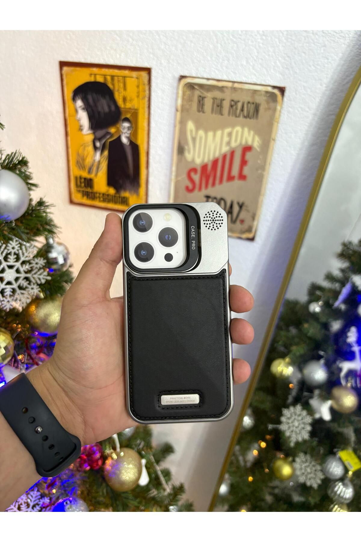 Kilif365 iPhone 15 Pro Metalik Şık Deri Parçalı Kamera Tripotlu Telefon Kılıfı