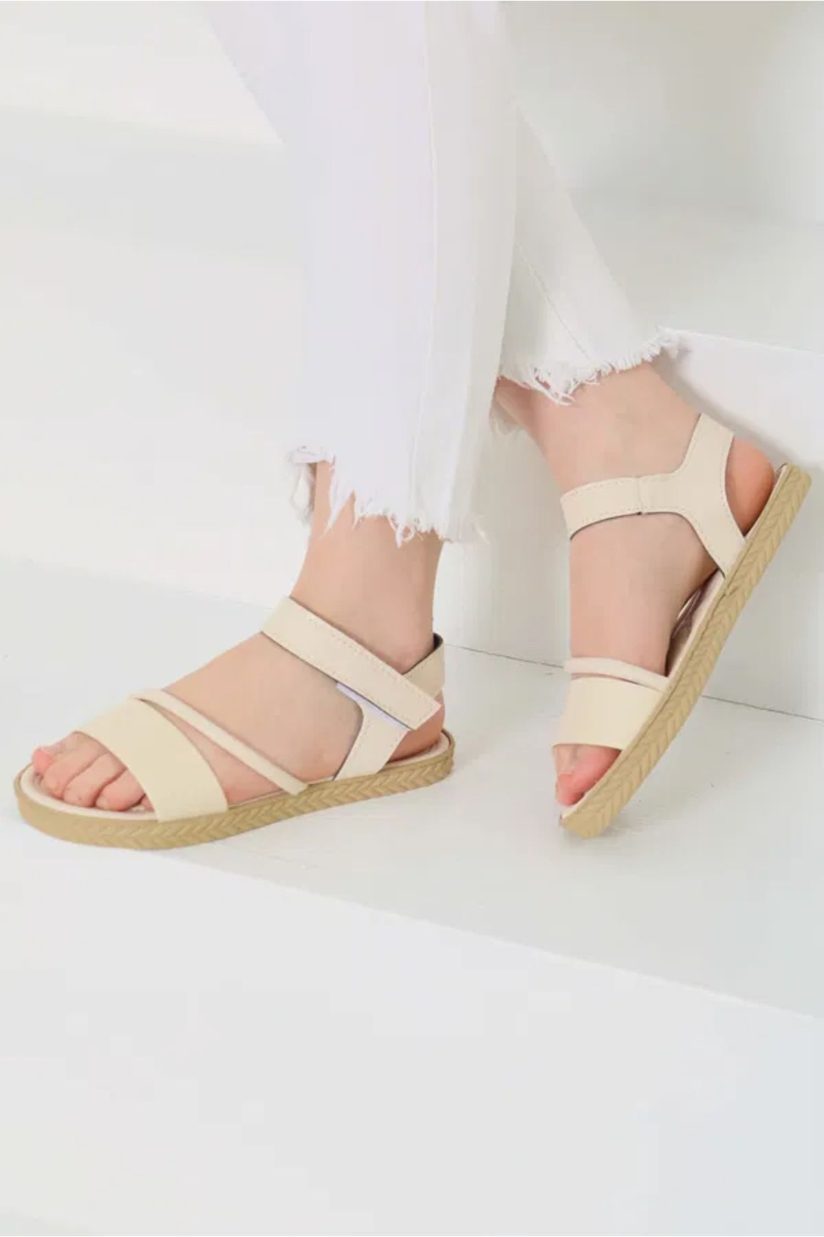 Butik Çapraz Detaylı Sandalet