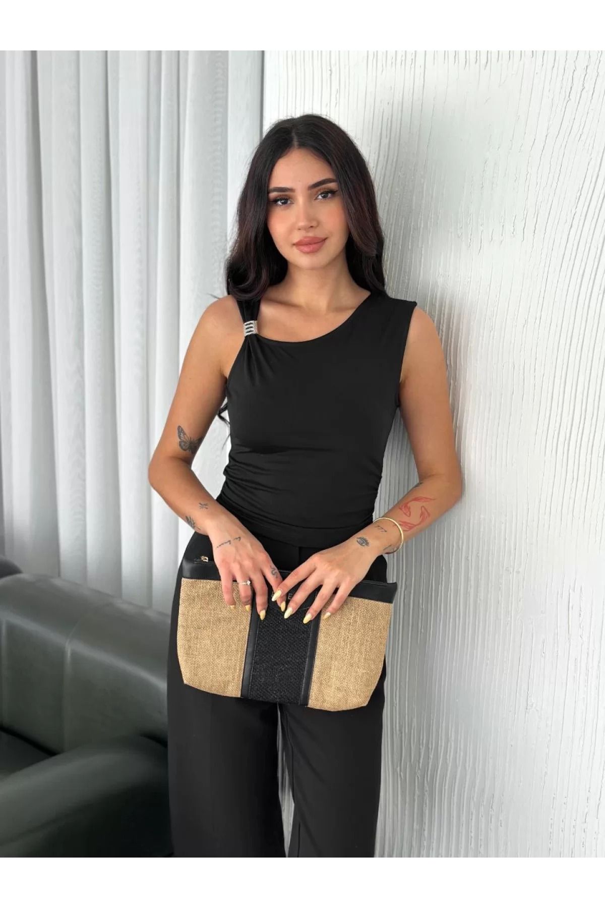 BBbutik Yumuşak Dokulu Kumaş Bisiklet Yaka Kadın Sıfır Kol Bluz Omuz Toka Aksesuar Detaylı