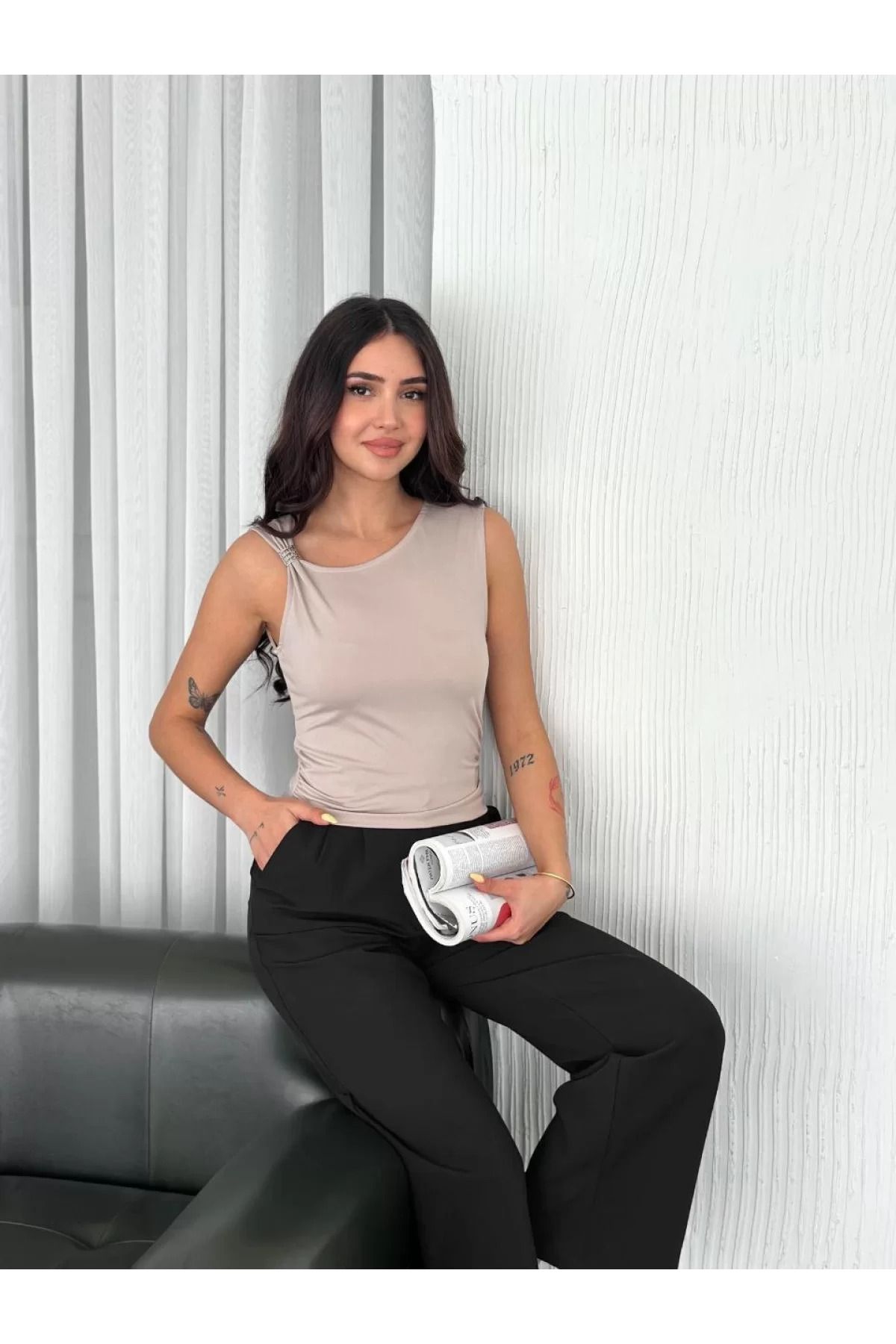 BBbutik Yumuşak Dokulu Kumaş Bisiklet Yaka Kadın Sıfır Kol Bluz Omuz Toka Aksesuar Detaylı