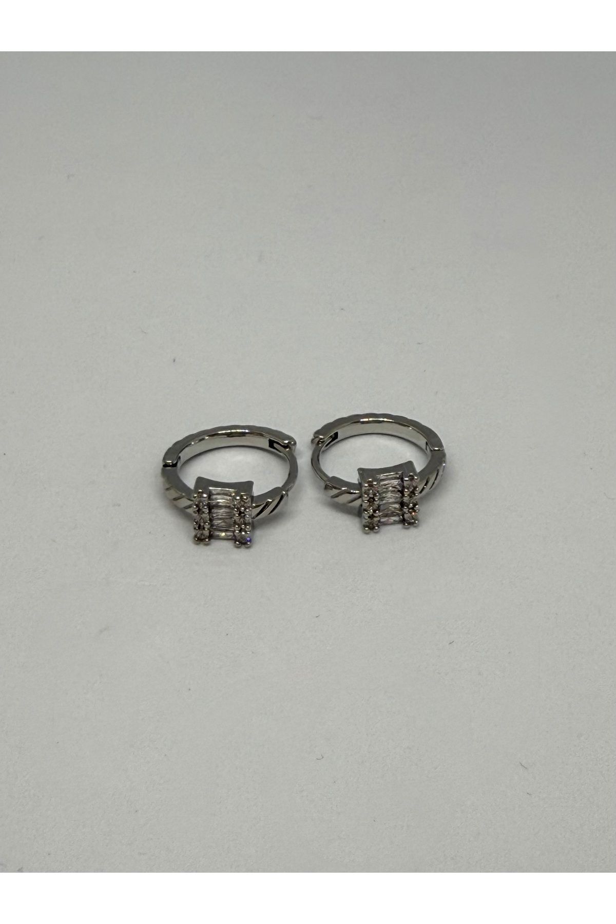 Gulsah's Store Çelik silver zirkon taşlı baget model küpe