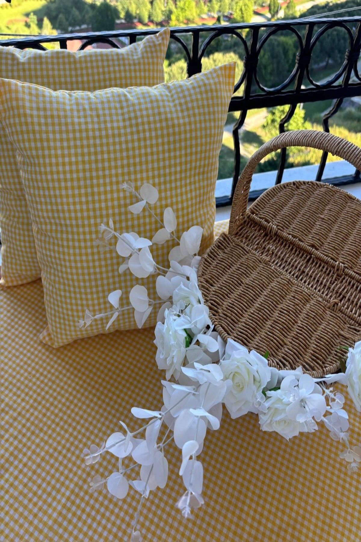 zarafet concept Piknik Seti :Kırmızı Pötikareli Piknik Örtüsü 170*170 Ve 2 Adet Piknik Minderi 40*40 cm