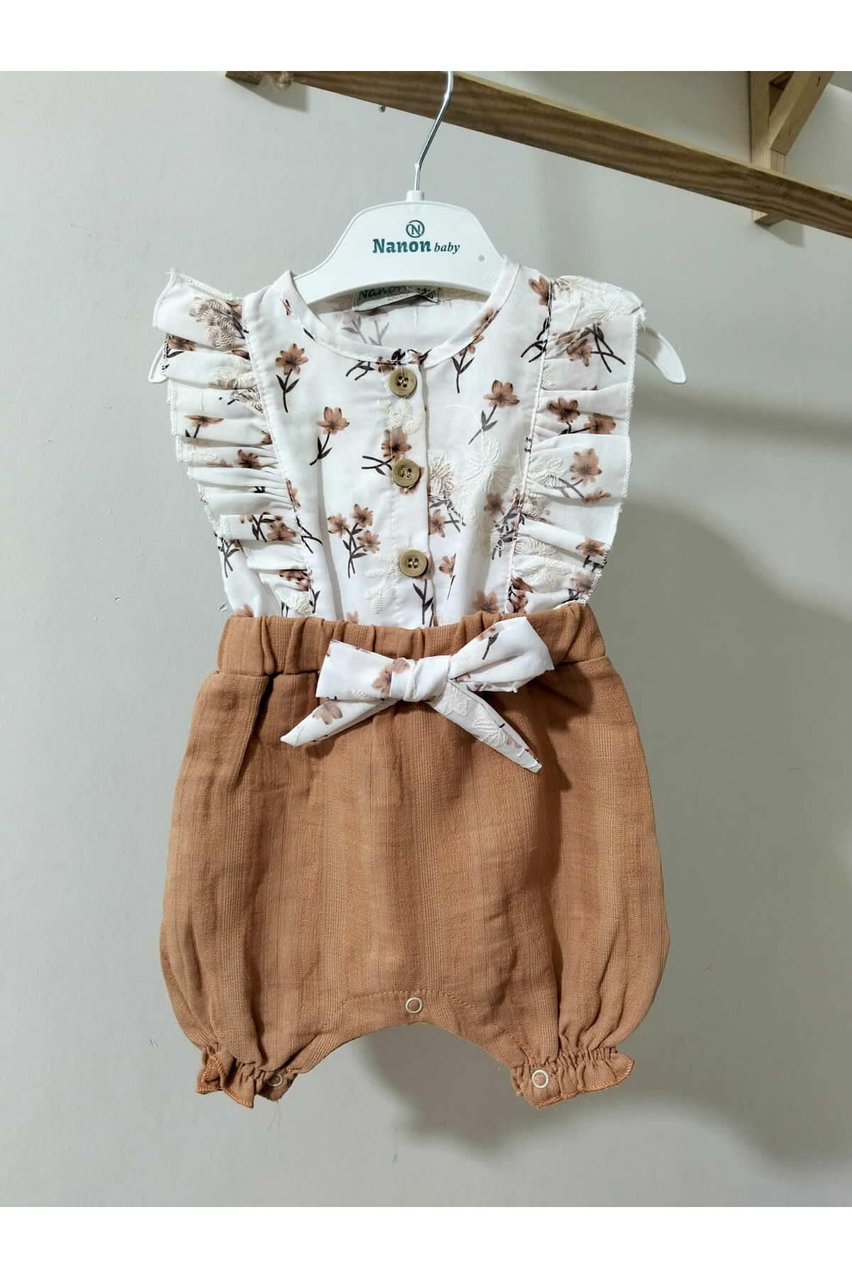 krm kerem bebe Nakışlı Çiçekli Müslin Şort Detaylı Şık Bebek Tulum