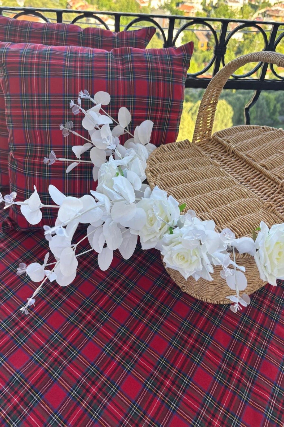 zarafet concept Piknik Seti :Kırmızı Pötikareli Piknik Örtüsü 170*170 Ve 2 Adet Piknik Minderi 40*40 cm