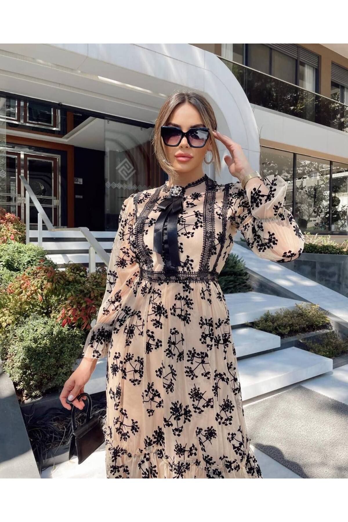 1Moda1Tarz Kadın İthal Tül Kumaş Yaka Broş Detay Astarlı Özel Tasarım Elbise