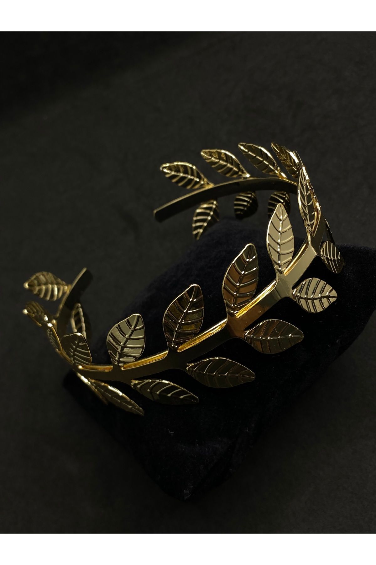 Jiji Jewelery Helenistik Yaprak İşleme Detaylı Altın Renk Trend Çelik Pazu Bilekliği