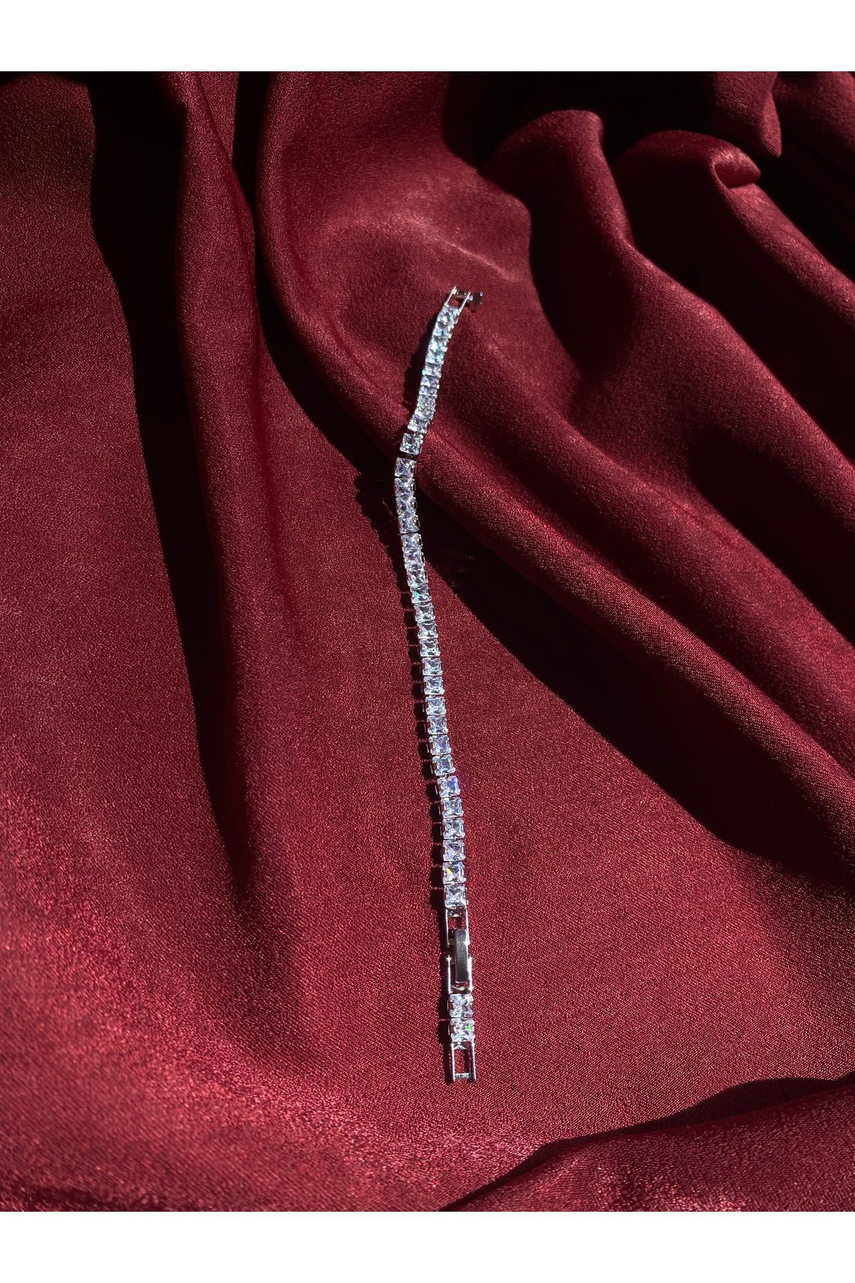 Gök Accessories Işıltılı kare Taşlı Şık Çelik Bileklik