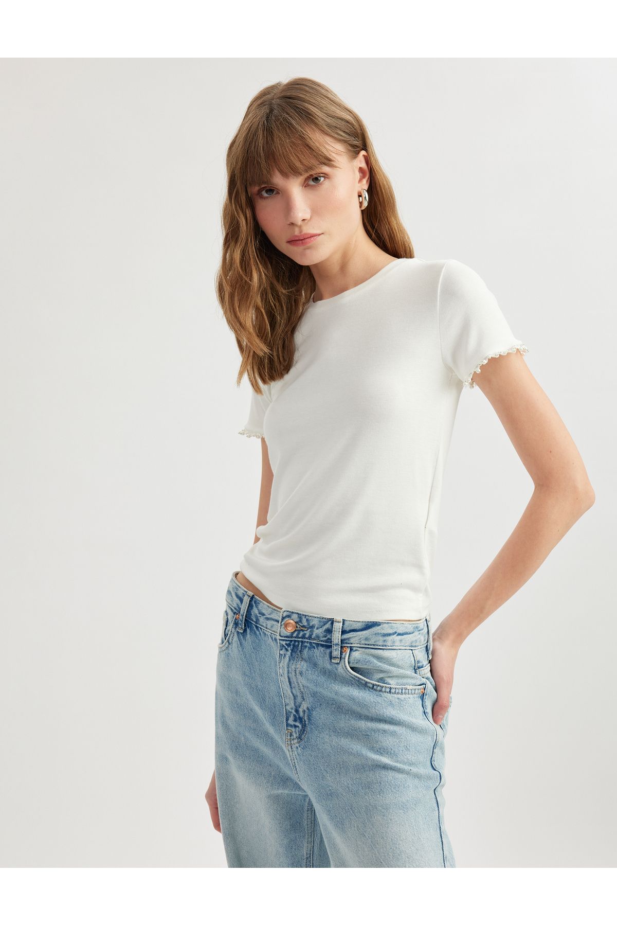 Koton Yeni Sezon Boncuk Detaylı Slim Fit Kısa Kollu Bisiklet Yaka Viskon Tişört