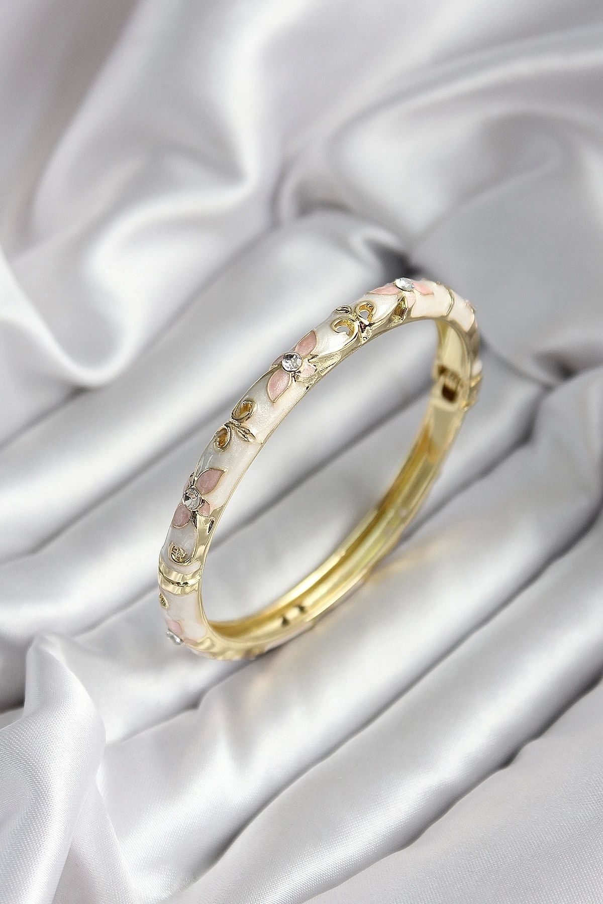 STOREMAX Mineli Pirinç Çiçek Desenli Zirkon Taşlı Gold Renk Kadın Kelepçe (çap 60 mm)