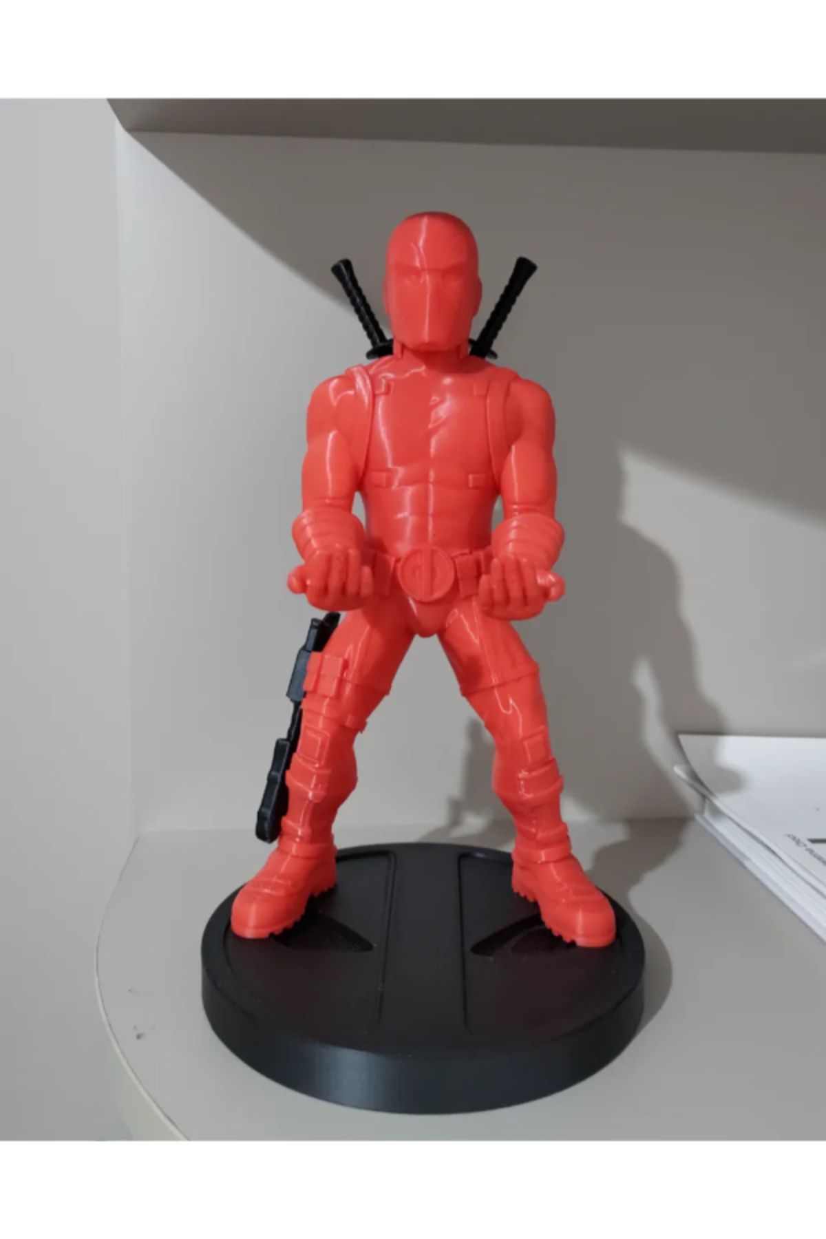NOMOTHETIC Deadpool Oyun Kolu Standı – Eğlenceli Tasarım