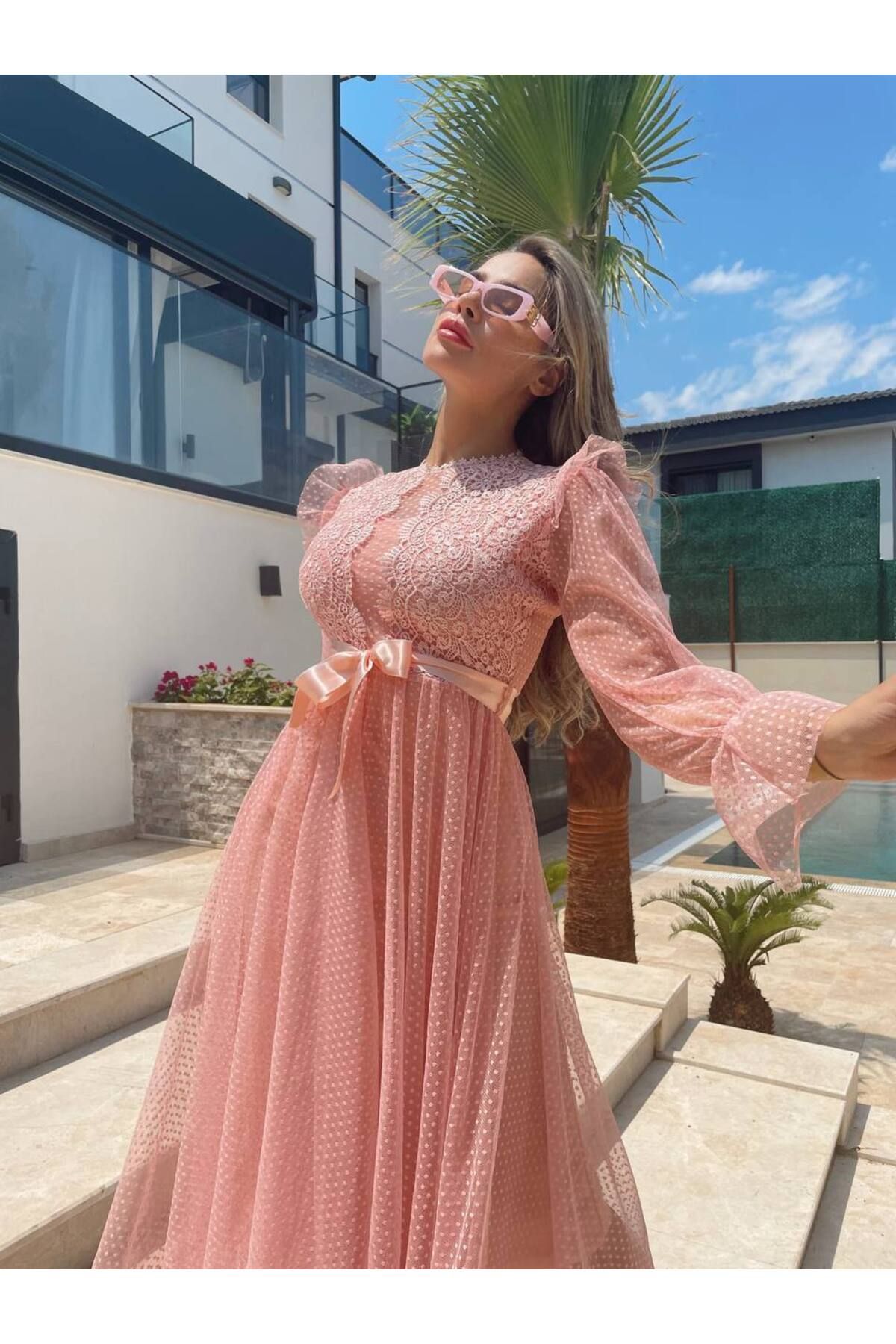 1Moda1Tarz Kadın İthal Tül Kumaş Puantiye Ve Dantel Desen Kuşaklı Astarlı Özel Tasarım Elbise