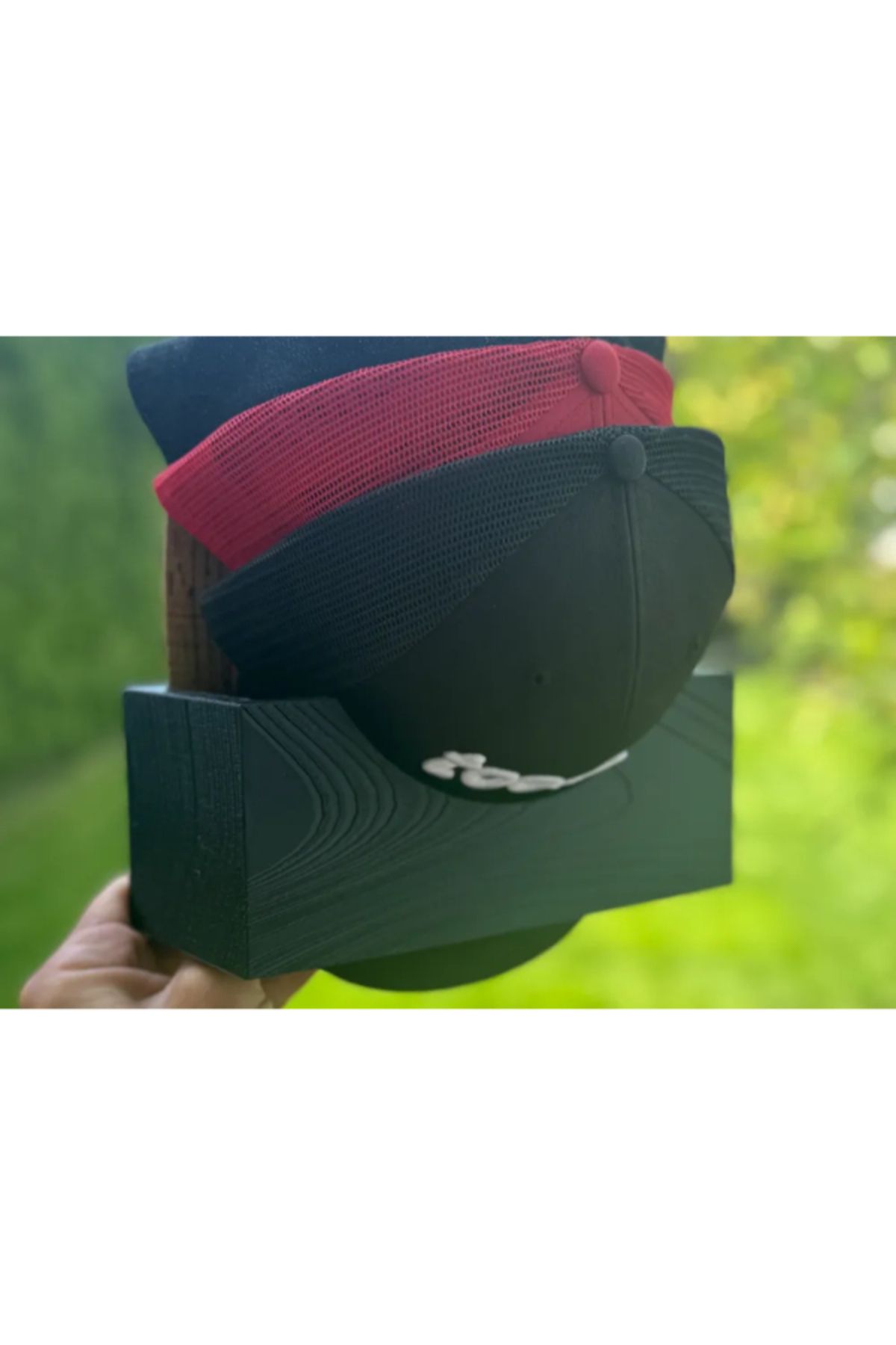 NOMOTHETIC Just 4 Hats – Şapka Düzenleyici Raf Tasarımı