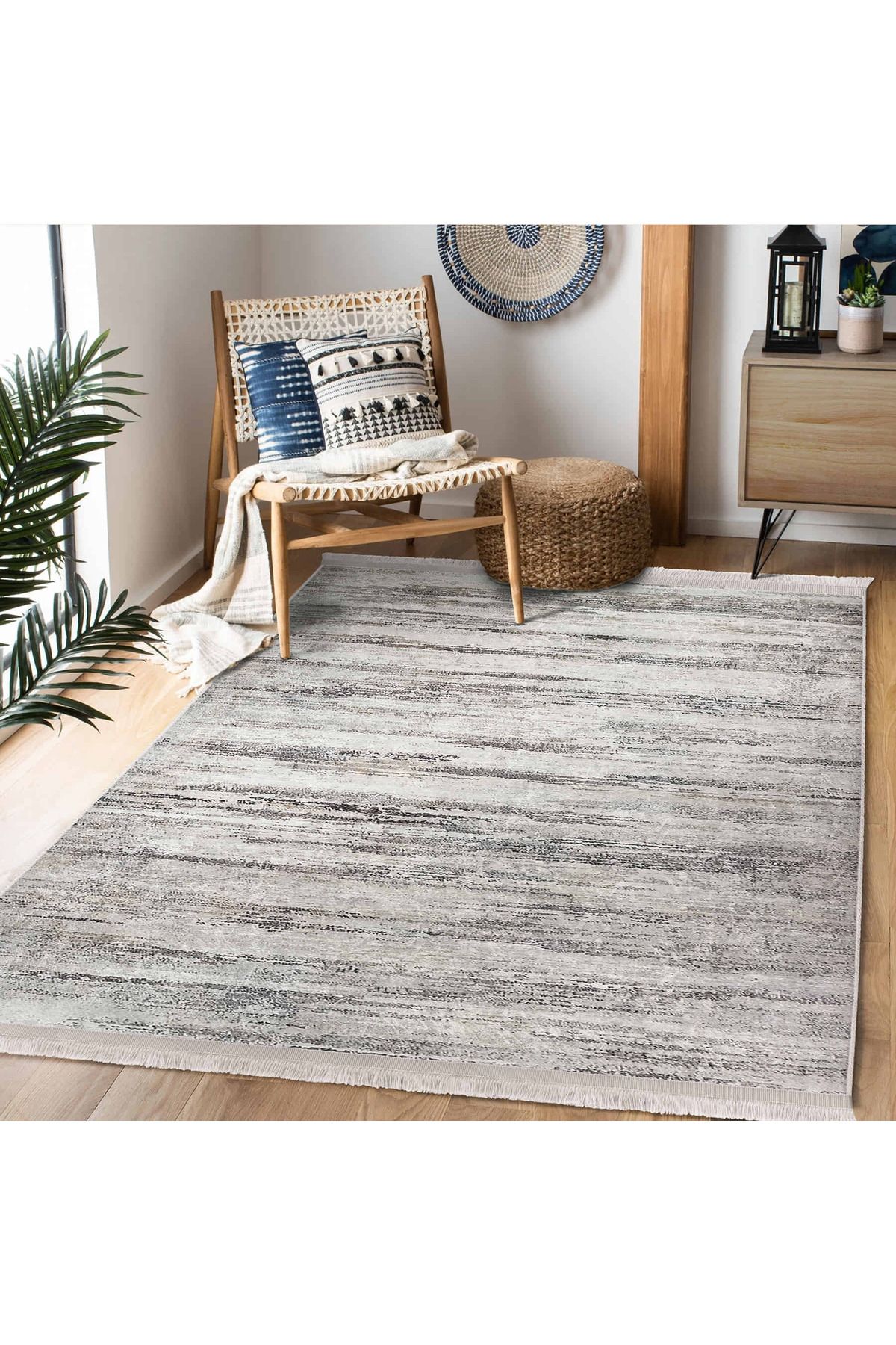 Realhomes Açık Griden Koyu Grayscale Çizgilerle Modern Desenli Yıkanabilir Kaymaz Tabanlı