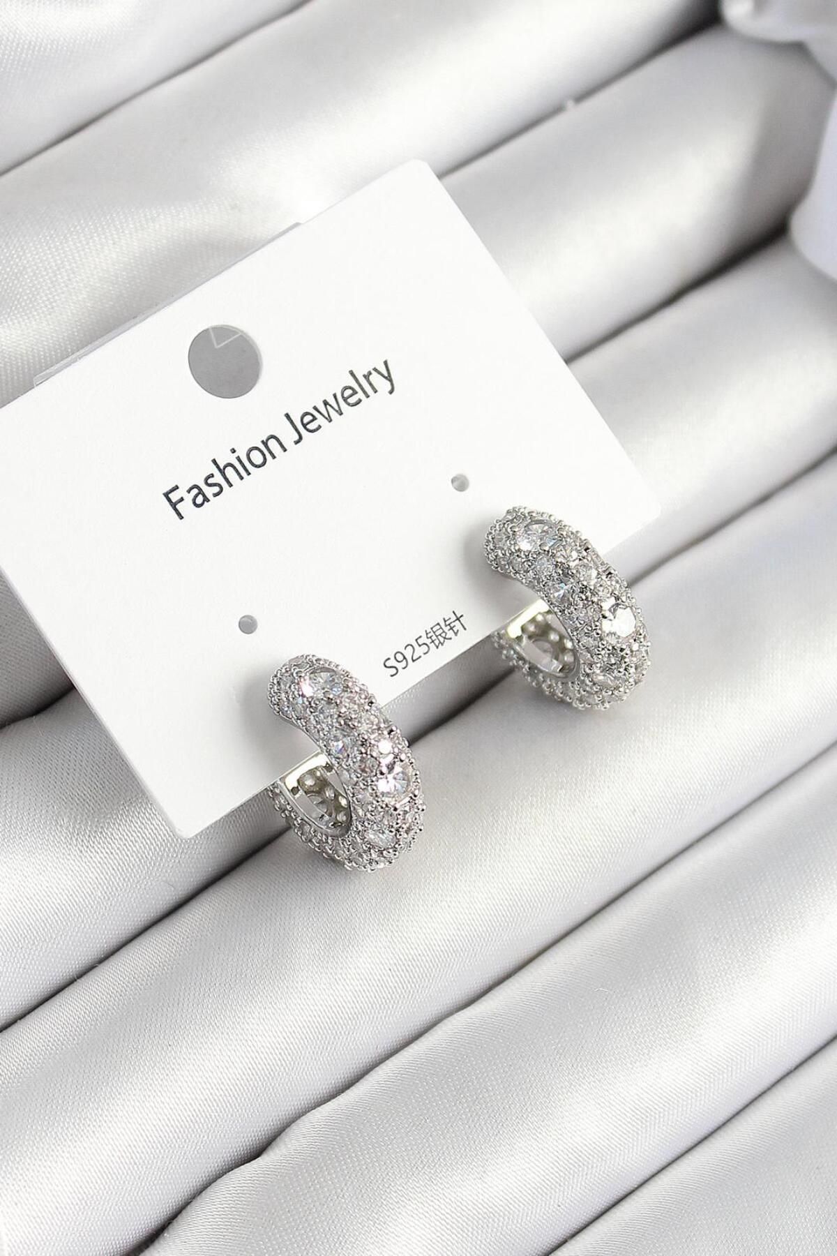 Zendoria Accessory Pirinç Zirkon Taşlı Halka Model Şık Kadın Küpe – Altın & Gümüş Renk Seçenekli