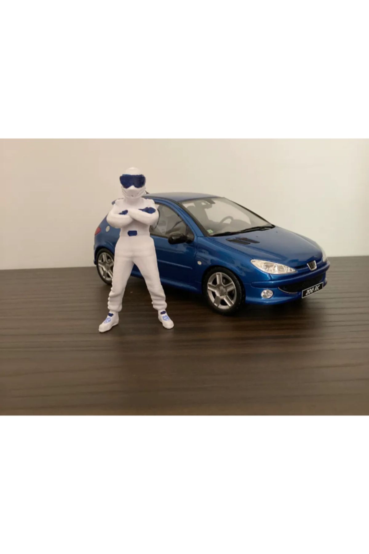 NOMOTHETIC Future Driver 1:18 Figür – Araç İçi Koleksiyon Aksesuarı