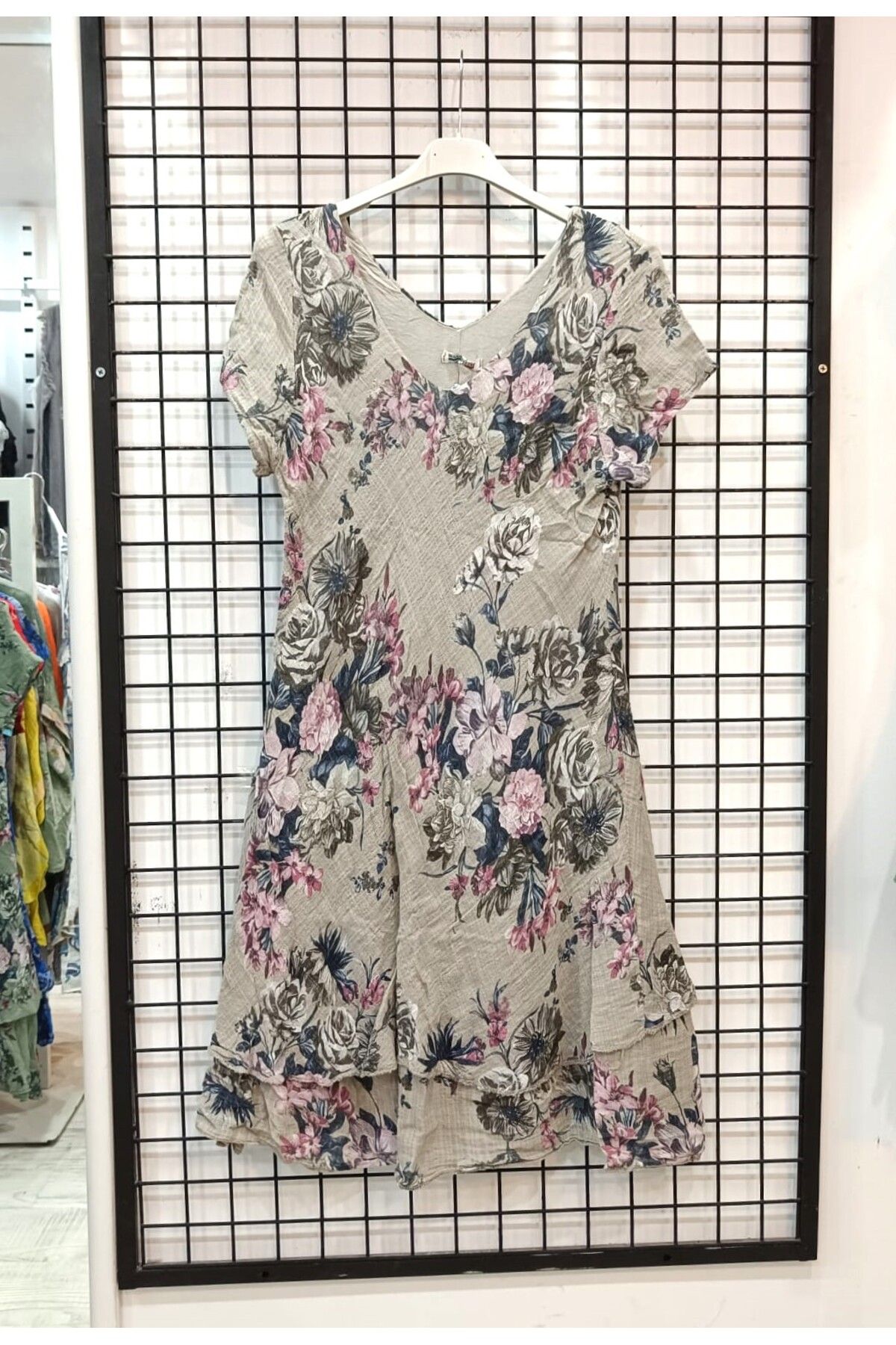 Butik Şans Gül Desenli Kısa Kollu V yaka İtalyan Koton Elbise