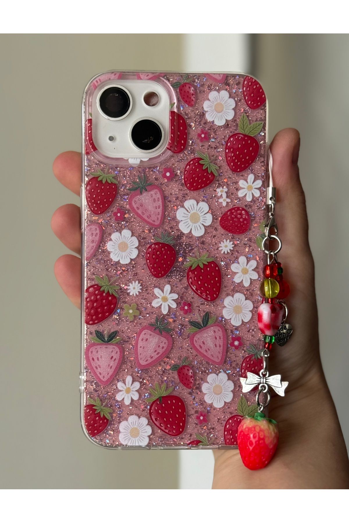 FİŞNEİLETİŞİM İPHONE 13/14 UYUMLU SİMLİ ÇİLEK DESENLİ CHARMLI KILIF