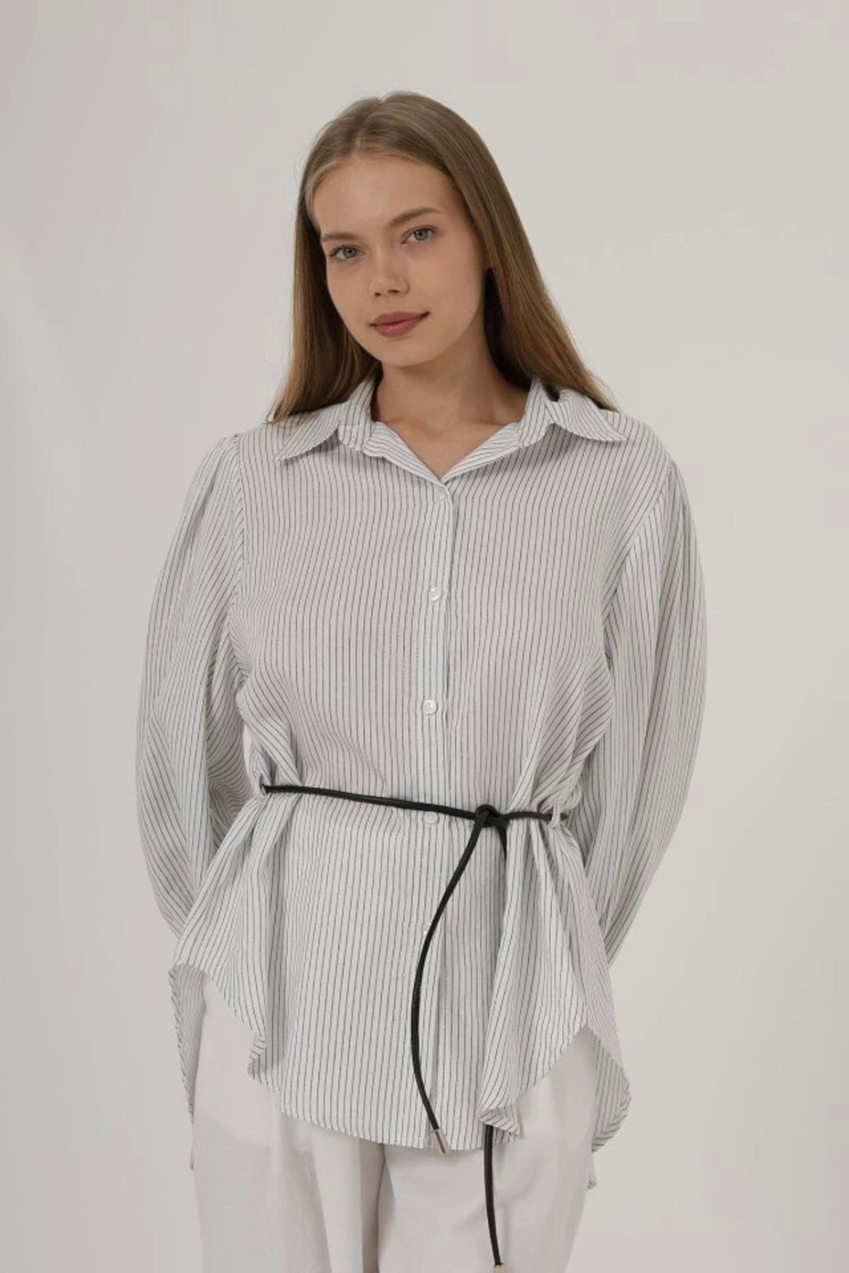 Butik Simli Çizgili Kemerli Gömlek - Beyaz