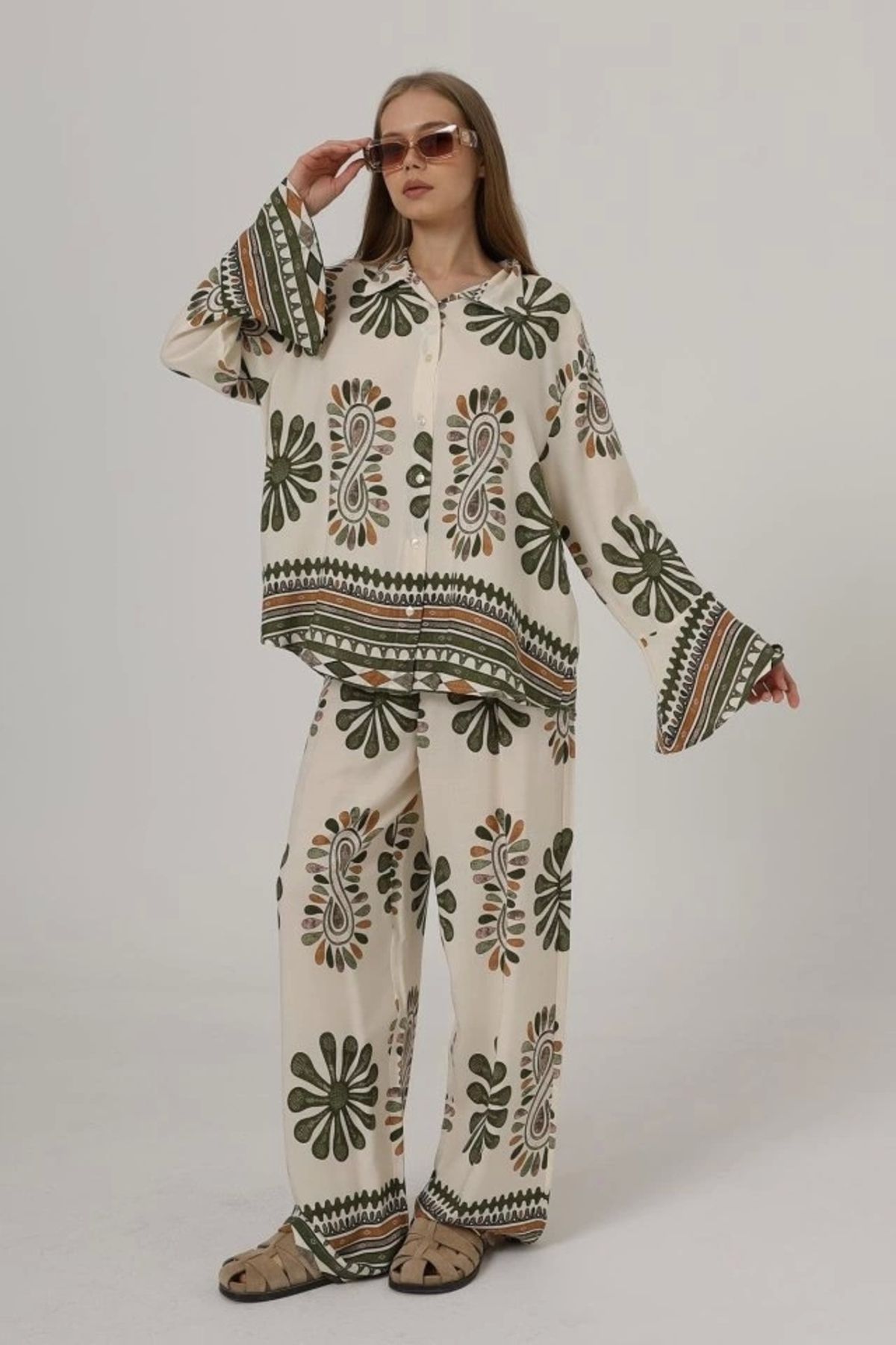 Butik Desenli Kolları Volanlı Pantolon Takım - Haki