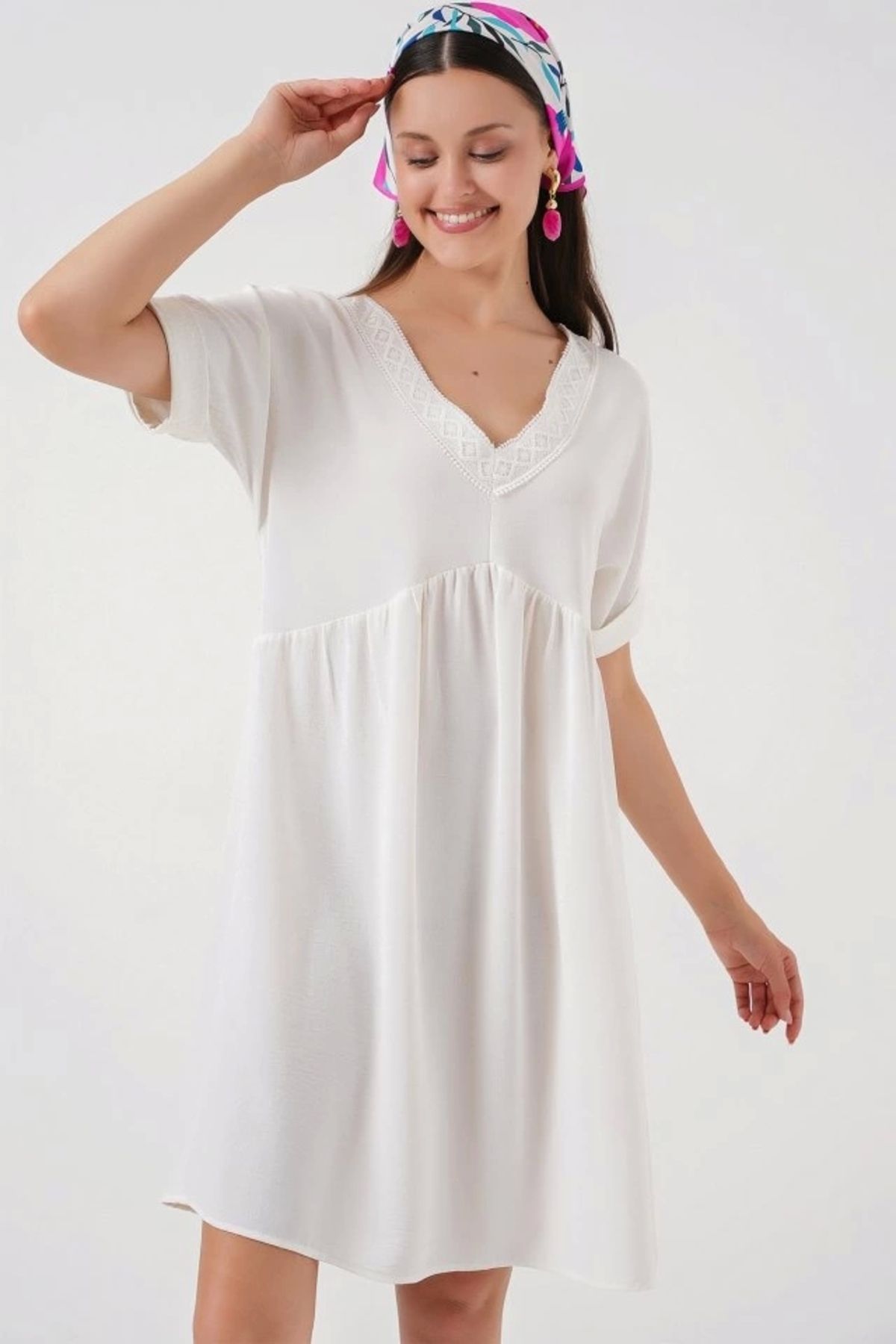 Butik V Yaka Kısa Kol Elbise 2567 - Beyaz