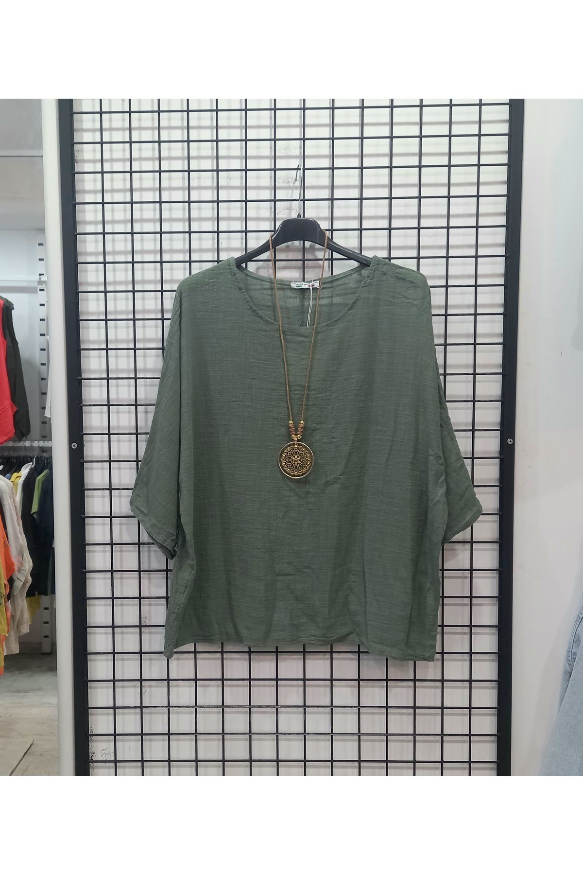 Butik Şans Düz Renk Kolye Detaylı İtalyan Bluz