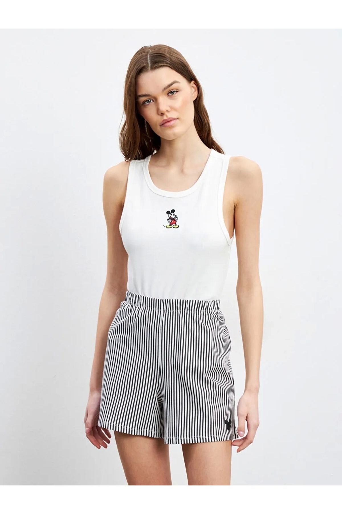 LC Waikiki Young Ekru Askılı Bisiklet Yaka Mickey Mouse Baskılı Pamuklu Kadın Şortlu Pijama Takımı