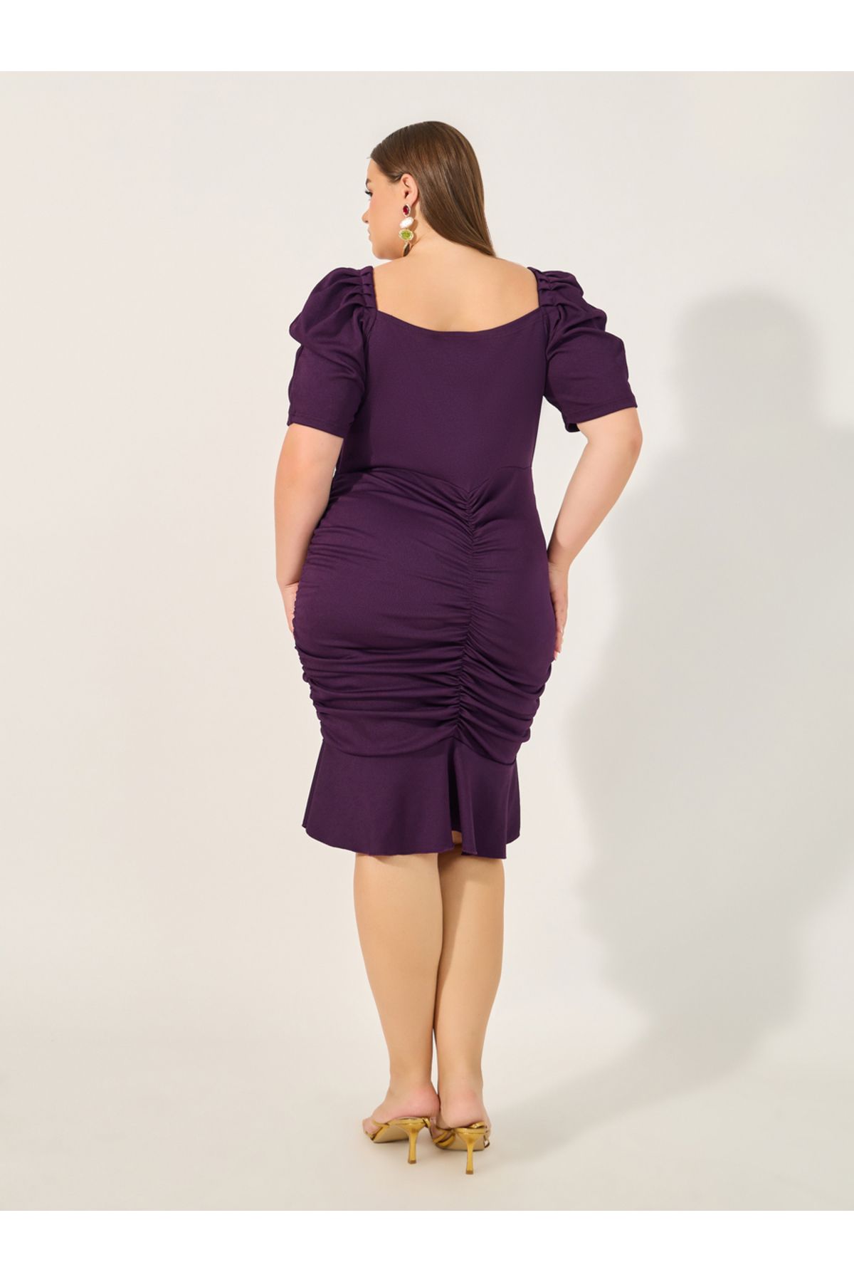 Styli-Plus Size Solid Ruched Detail Sheath Knee Length Dress 5