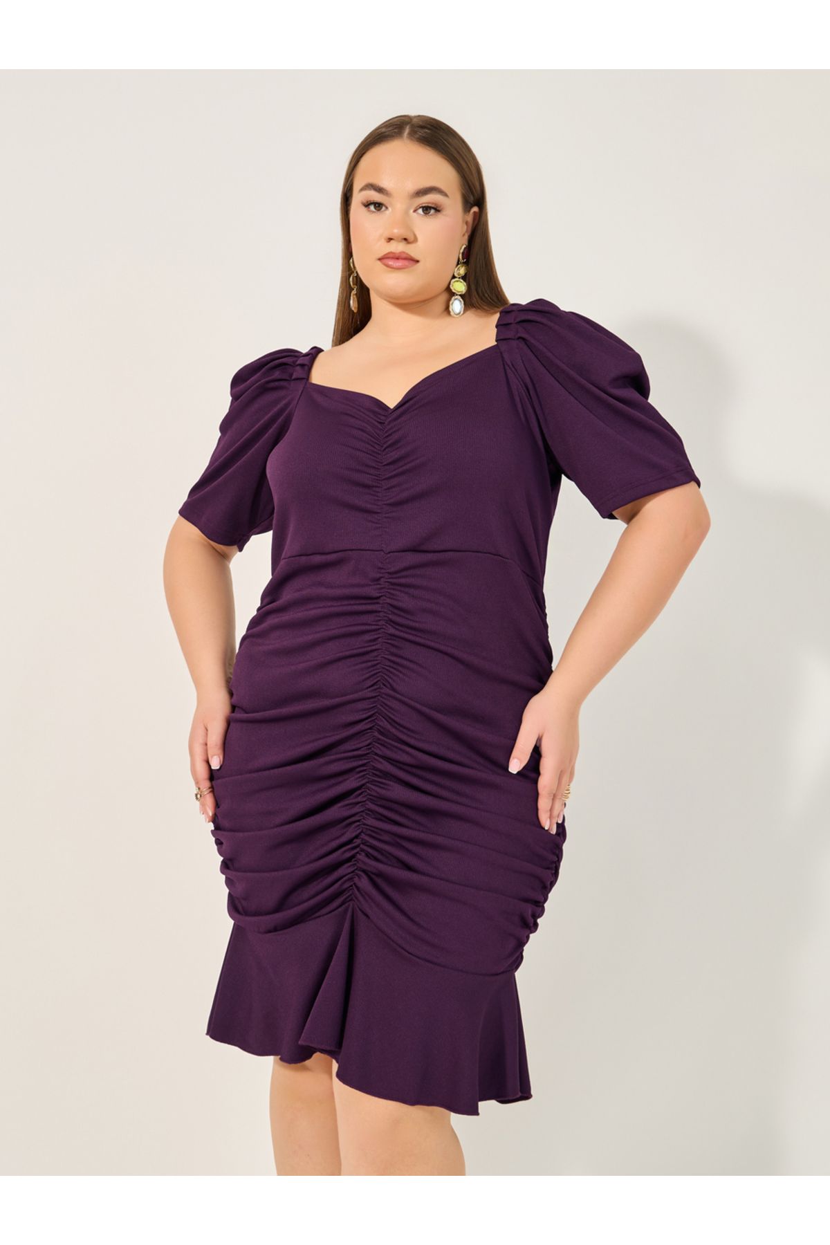 Styli-Plus Size Solid Ruched Detail Sheath Knee Length Dress 3