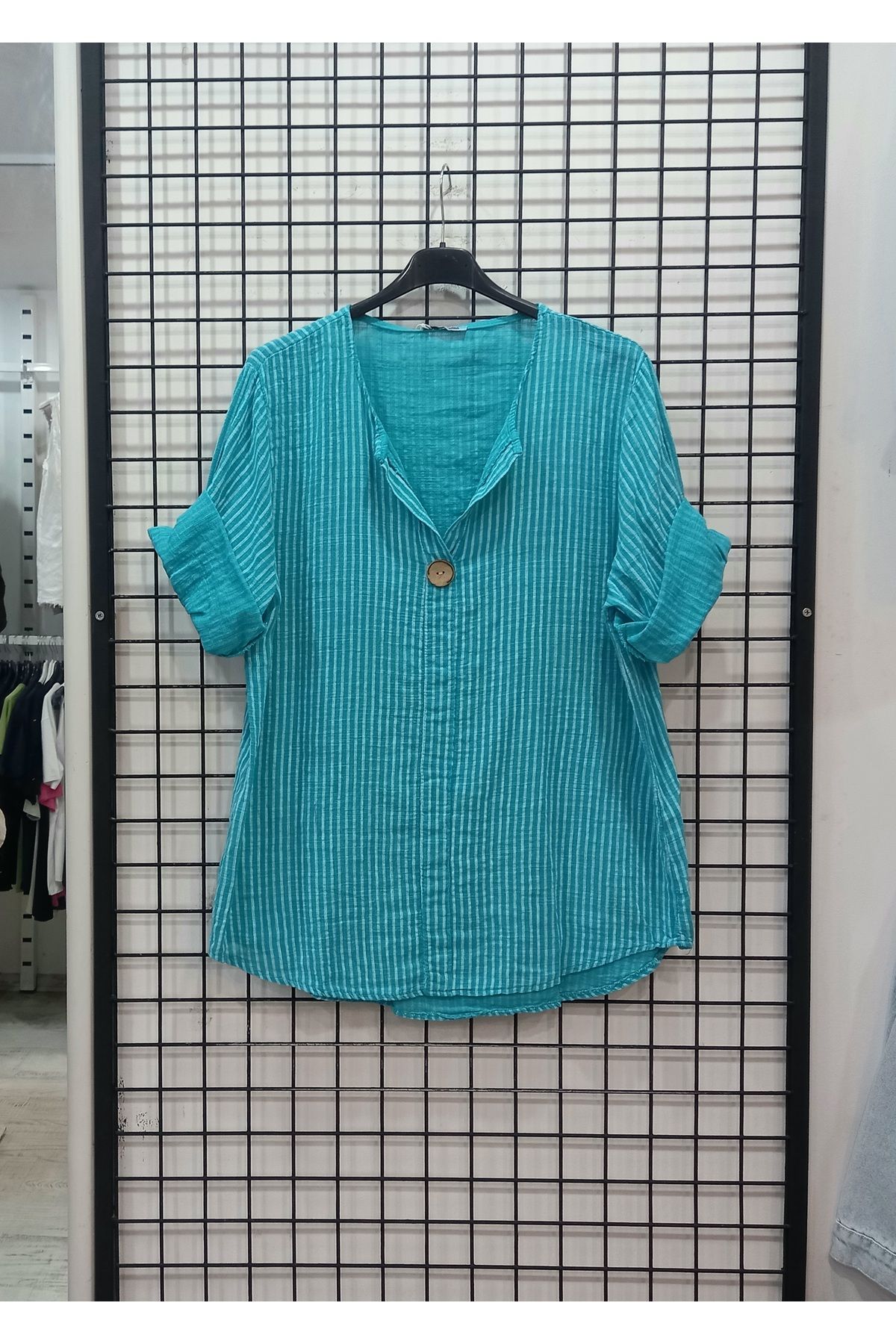 Butik Şans Çizgili Düğme Detaylı Truvakar Kol İtalyan Bluz
