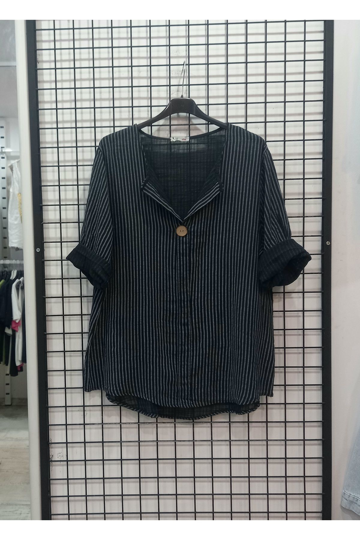 Butik Şans Çizgili Düğme Detaylı Truvakar Kol İtalyan Bluz