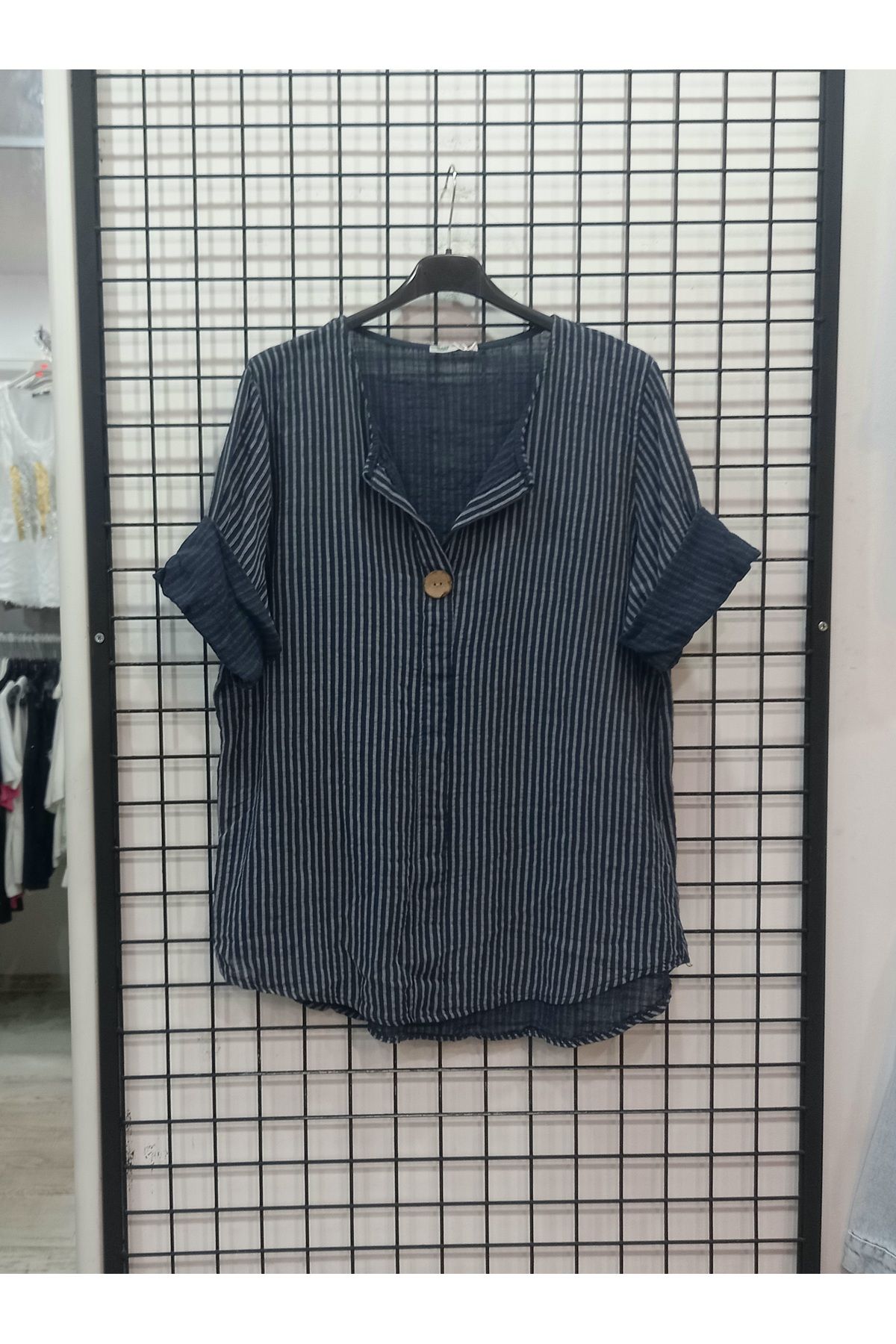 Butik Şans Çizgili Düğme Detaylı Truvakar Kol İtalyan Bluz