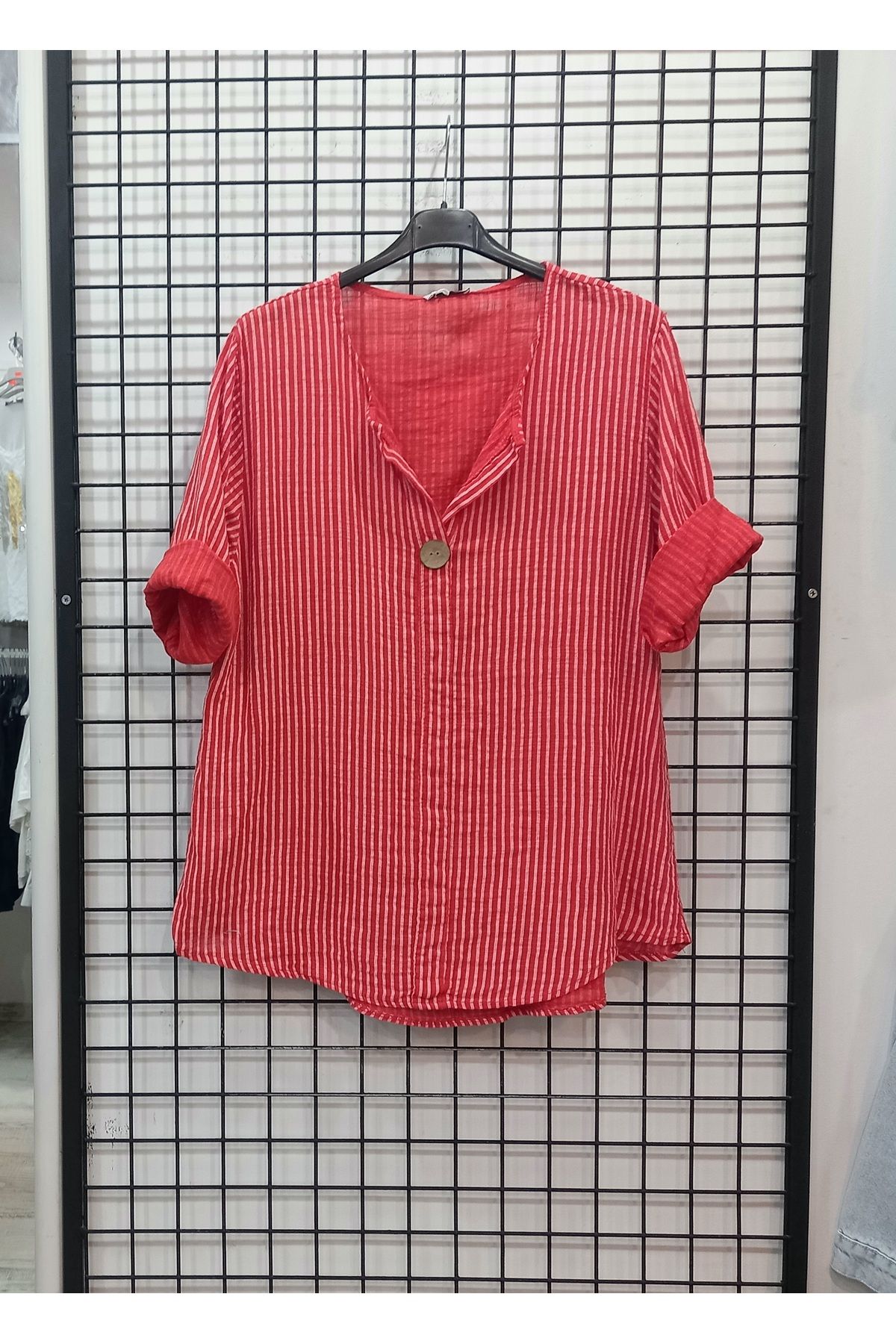 Butik Şans Çizgili Düğme Detaylı Truvakar Kol İtalyan Bluz