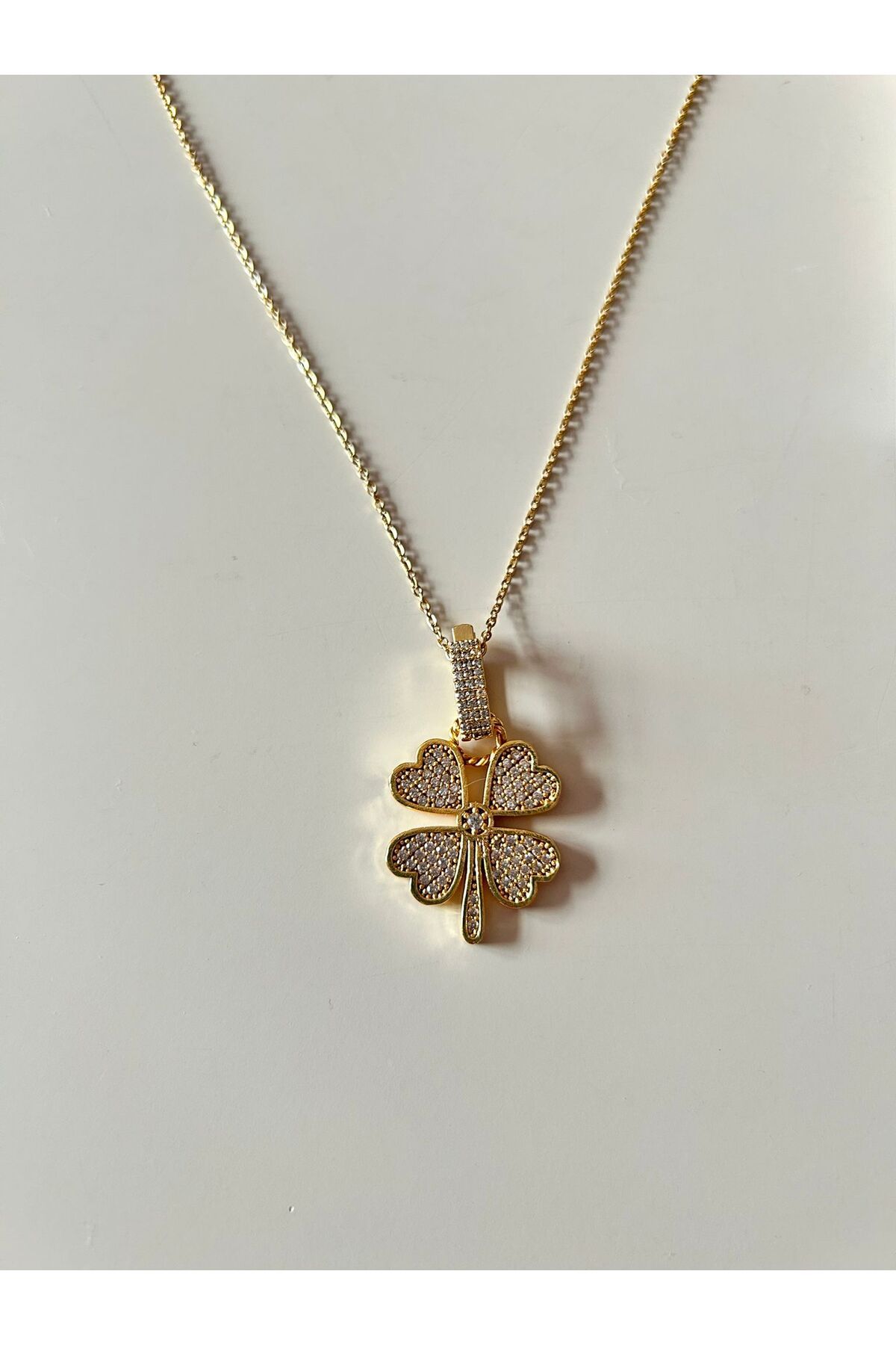 Cheecky Chic İpekish | Zirkon Taşlı Büyük Yonca Figürlü Kadın Kolye – Gold Renk, Paslanmaz Çelik, 48 cm Zincir