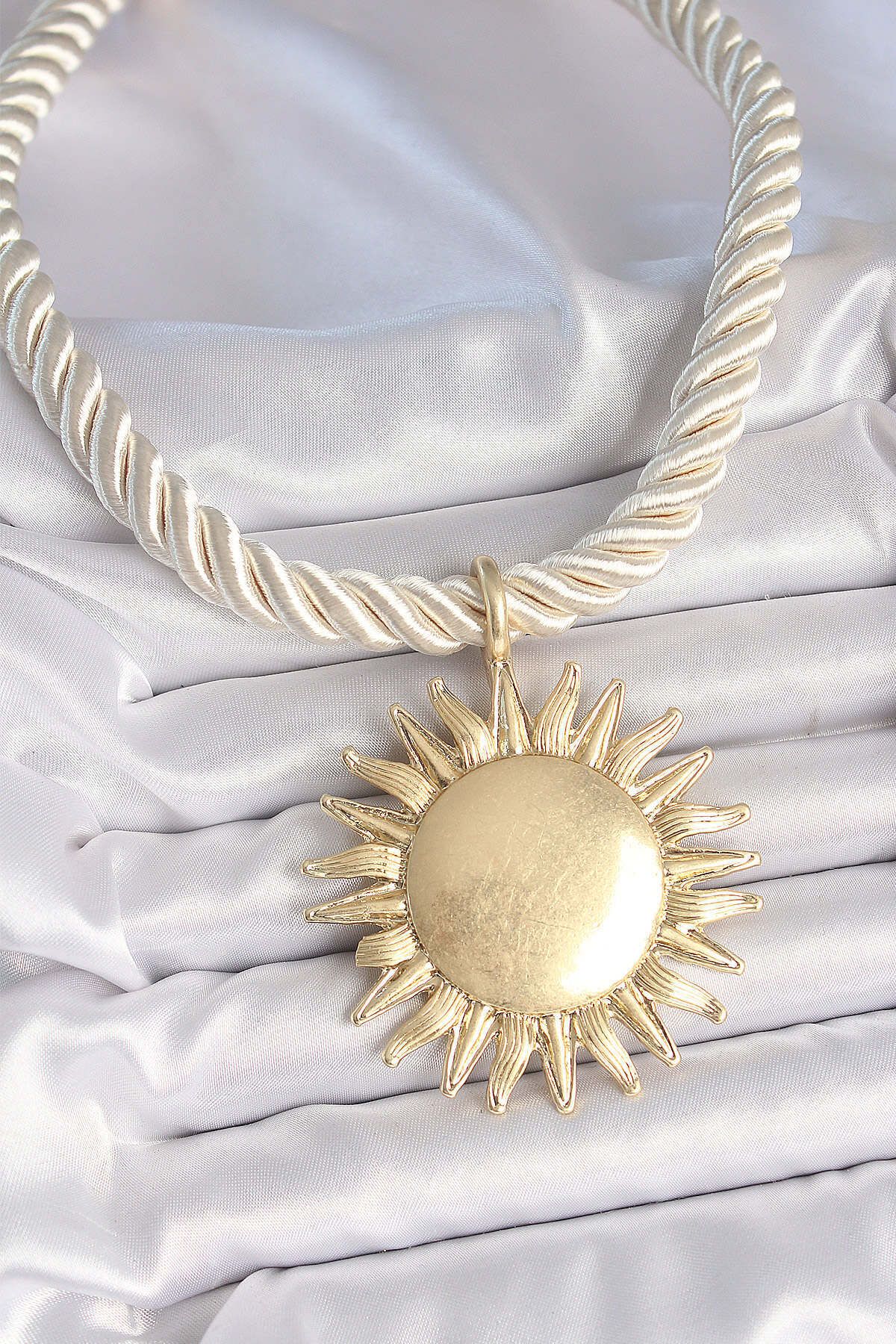 Avantaj Kapıda ® Kırık Beyaz Halat Model Gold Renk Güneş Figürlü Pirinç Kolye