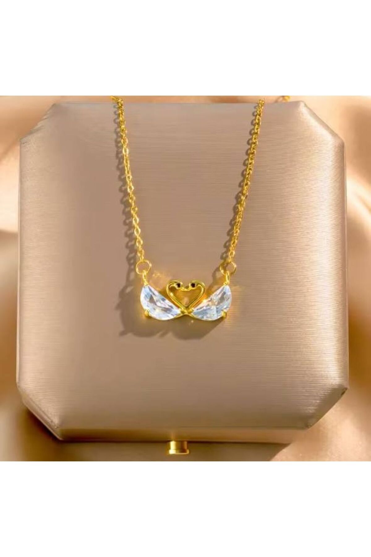 Herşey Nota Zirkon Taşlı Kalp Kanatlı Kadın Kolye – Gold Renk Paslanmaz Çelik, 55 cm Işıltılı Tasarım