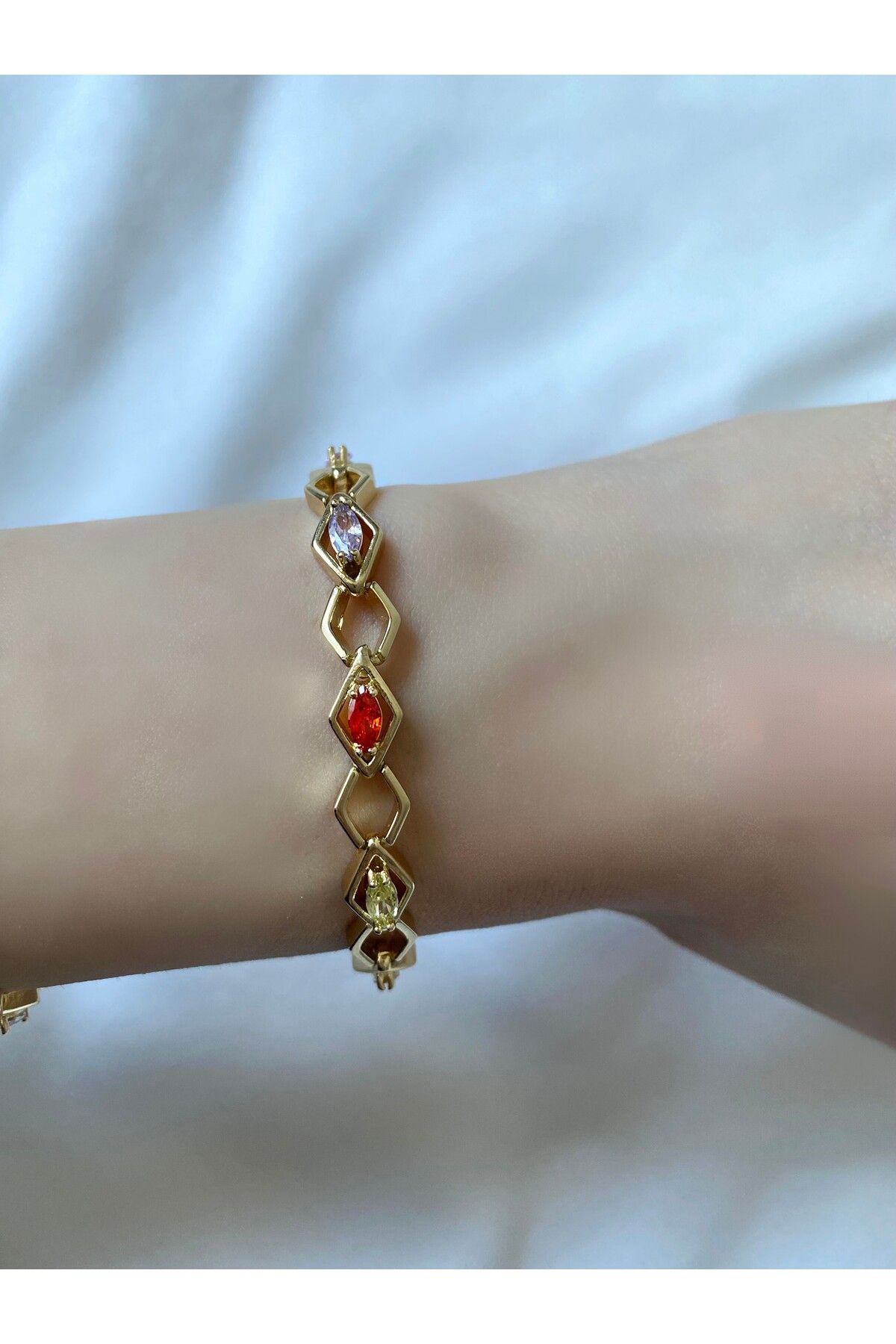 Bijoura Studio 14K Altın Kaplama Renkli Oval Taşlı Zincir Formlu Bileklik