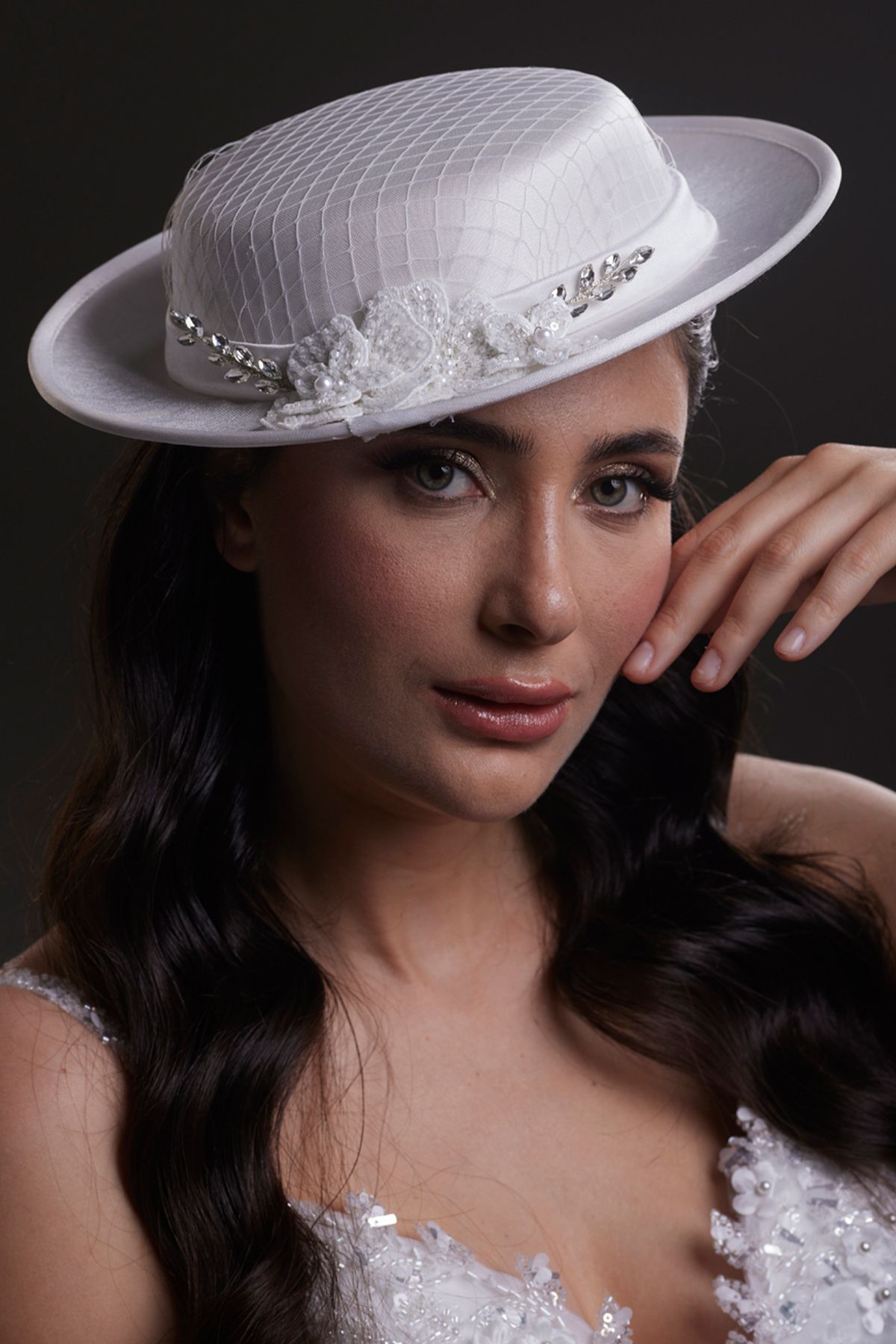 Hayalperest boncuk Detaylı ve Kristal İşlemeli Zarif Beyaz Fascinator Şapka
