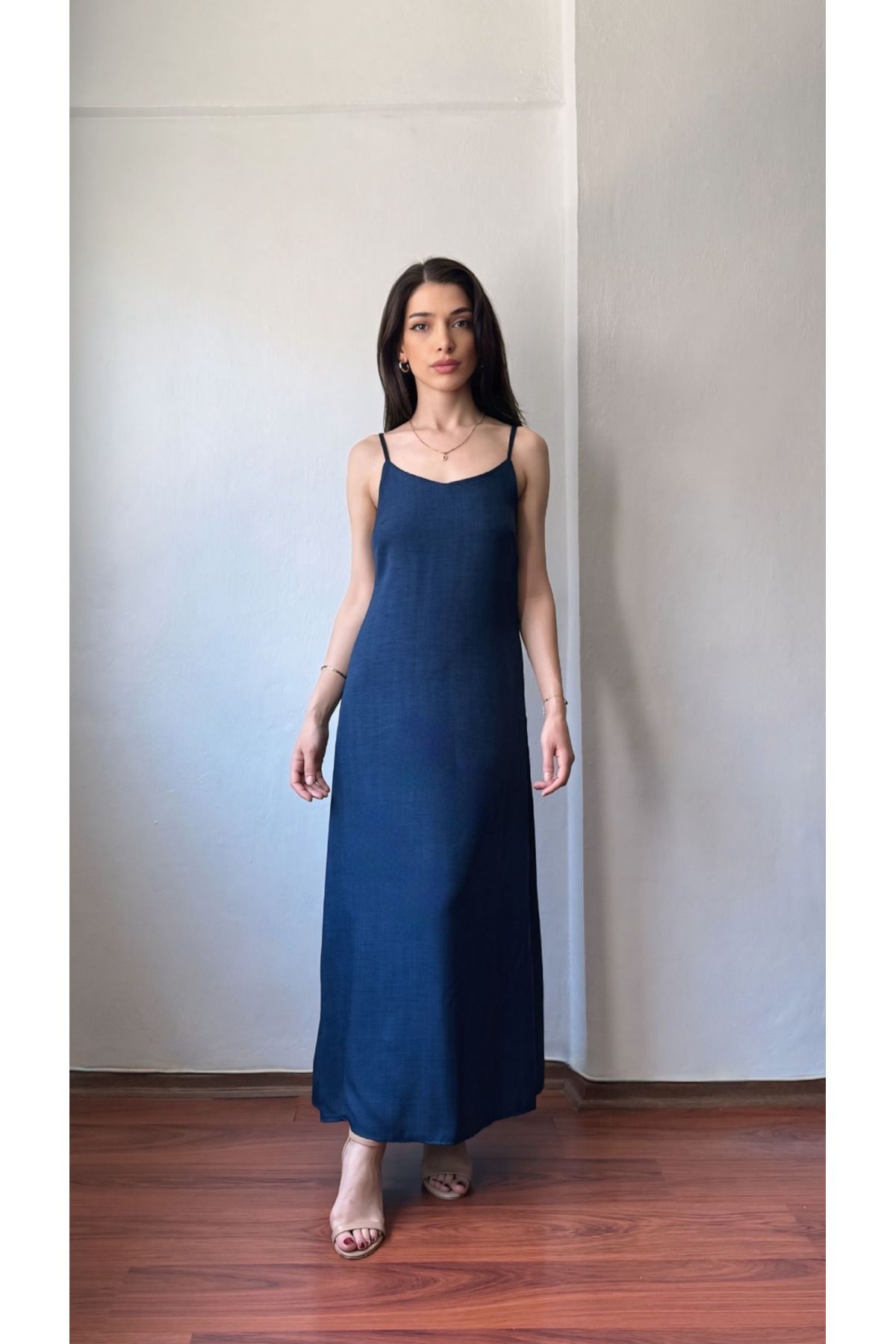 Butik Kadın Yazlık Keten Elbise – Ayarlanabilir Askı Detaylı Hafif Elbise