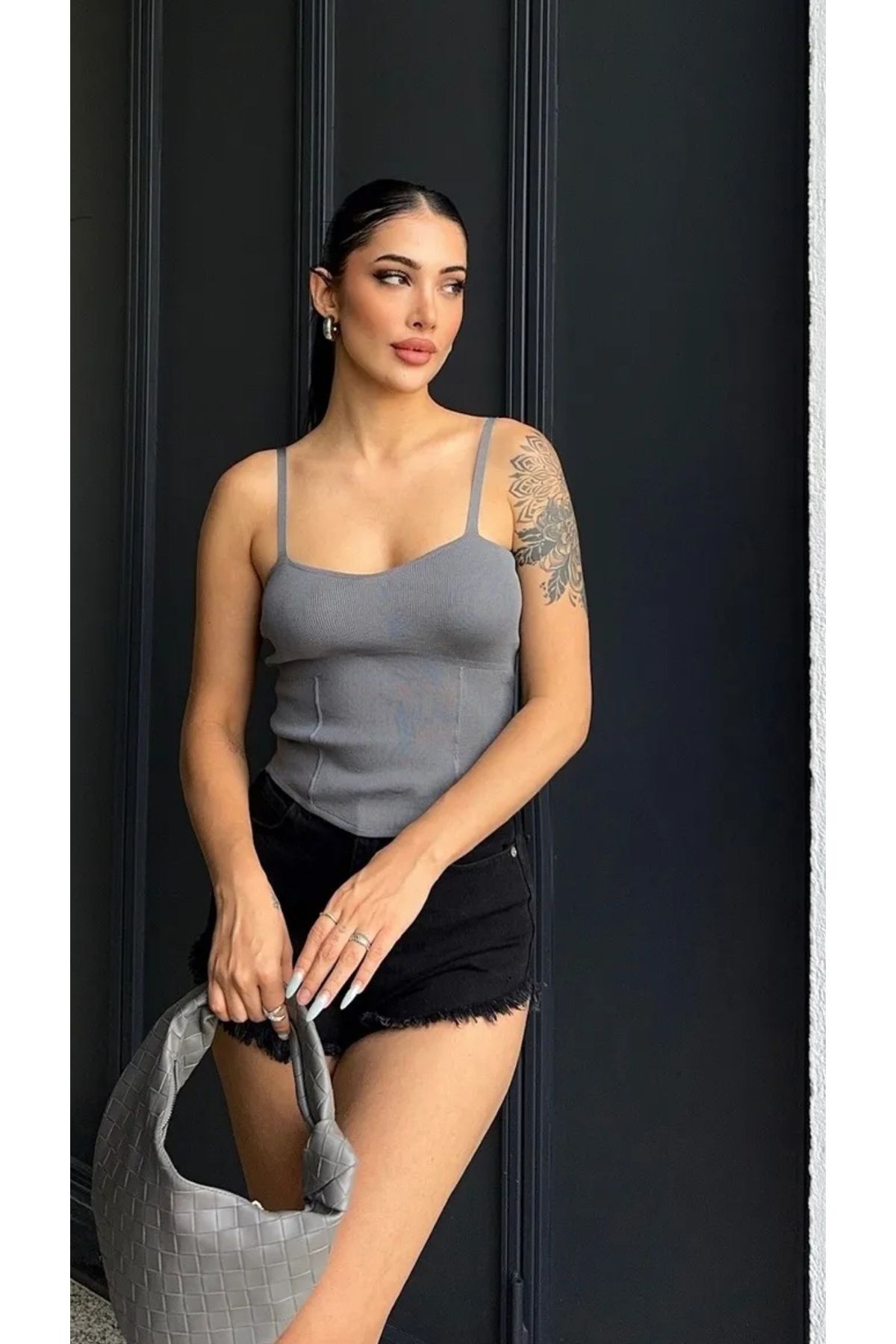 Noi Belis Crop V Yaka Korse Detaylı Askılı İnce Yazlık Bluz SS25BZ0021