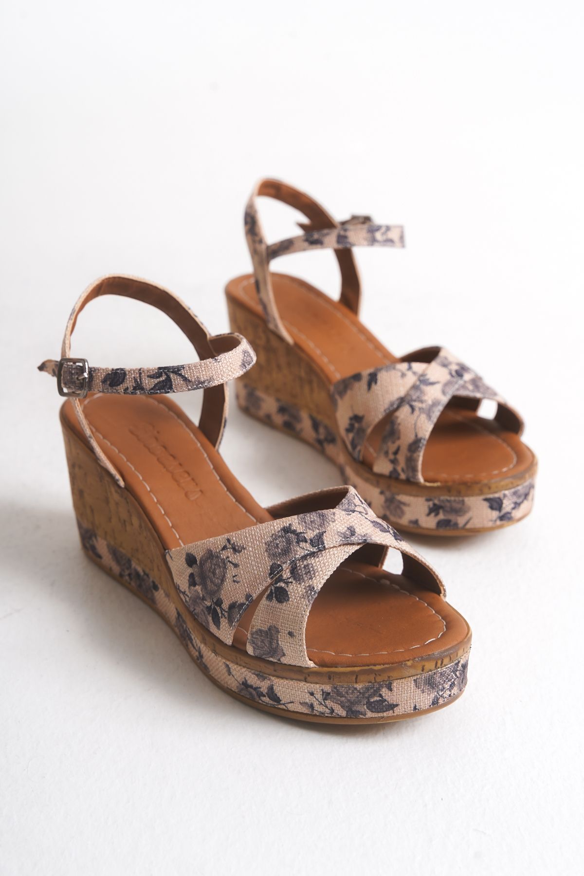 Shoesers Kadın Özel Çiçekli Tasarım Çapraz Bantlı Dolgu Topuklu Ayakkabı, Casual Sandalet