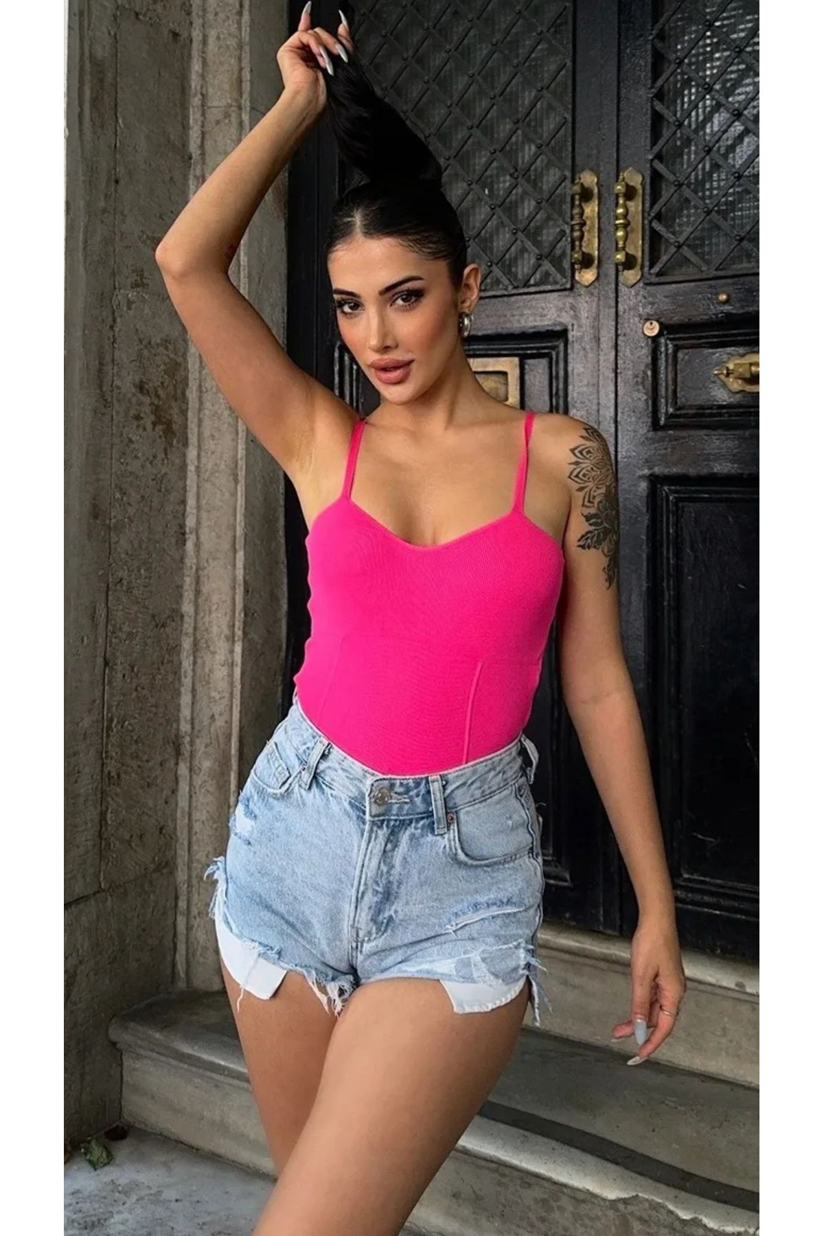 Noi Belis Crop V Yaka Korse Detaylı Askılı İnce Yazlık Bluz SS25BZ0021