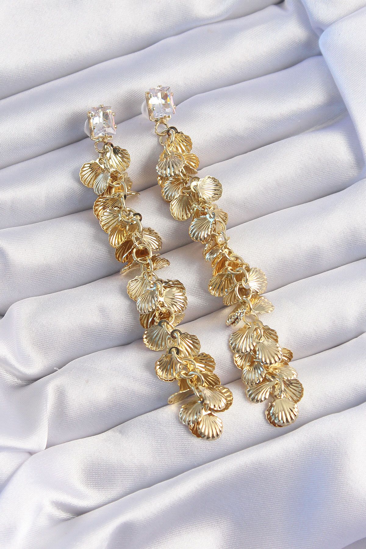 sinerjim Özel Seri Pirinç Gold Renk Zirkon Taşlı Minimal Deniz Kabuklu Sallantılı Küpe