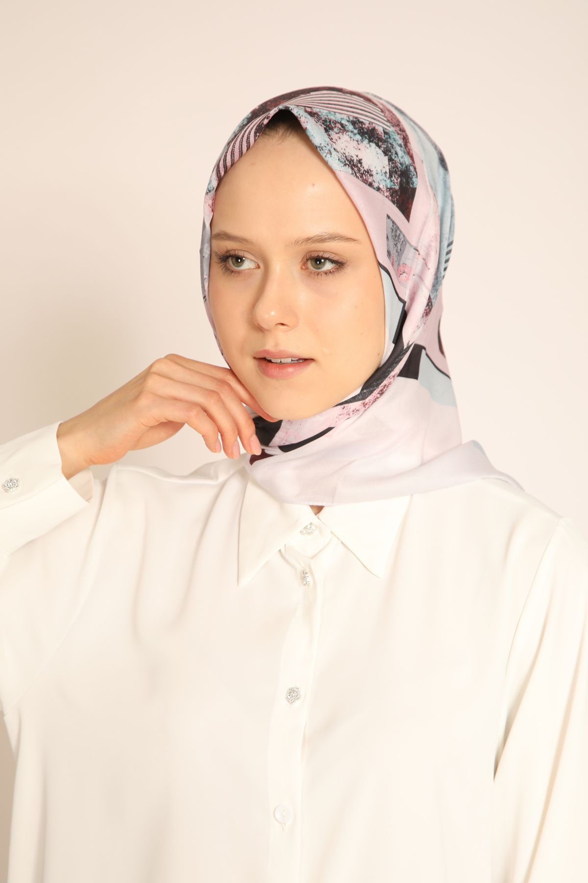 Dia Vela Açık Mavi ve Bej Geometrik Desenli Soft Eşarp - Modern ve Şık Tasarım