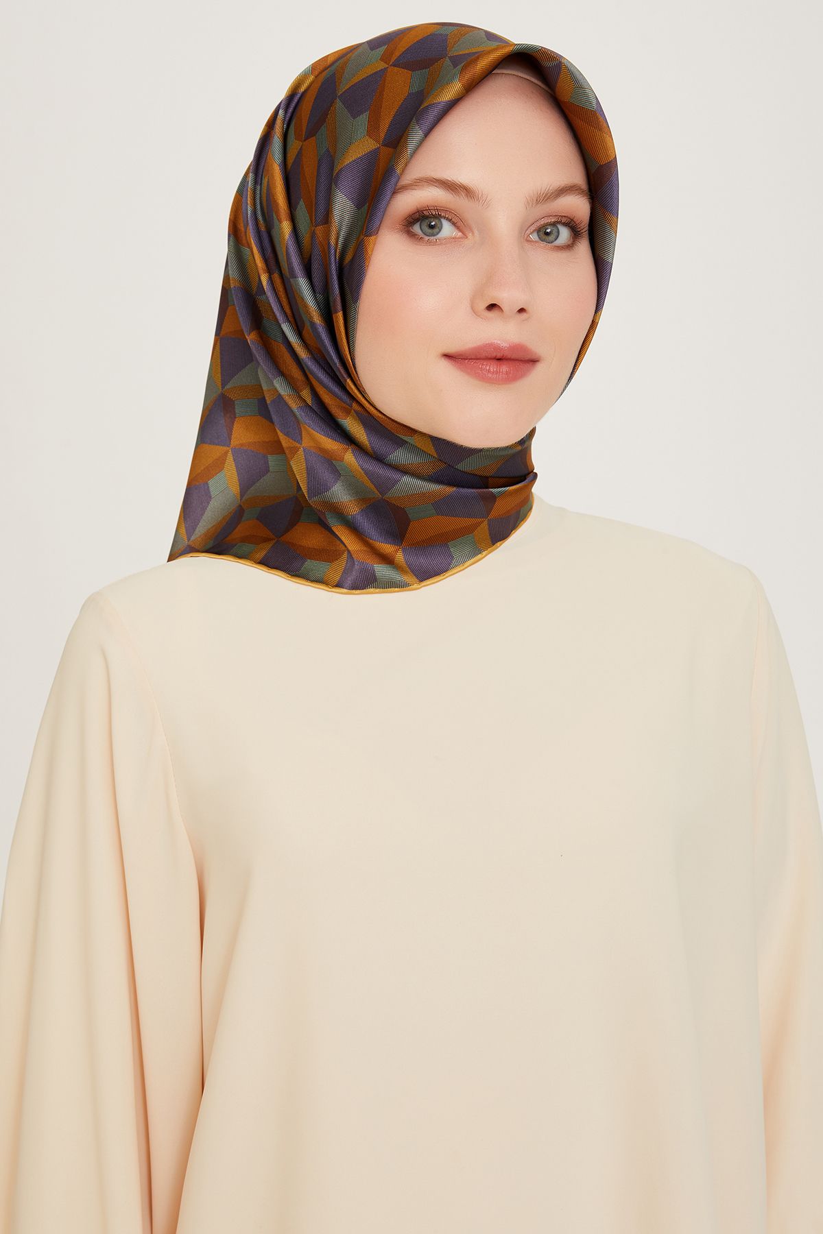 Armine Nostalji Serisi İpek Sura Eşarp 9204DS-39 Geometrik Desen Zerdeçal-Mor