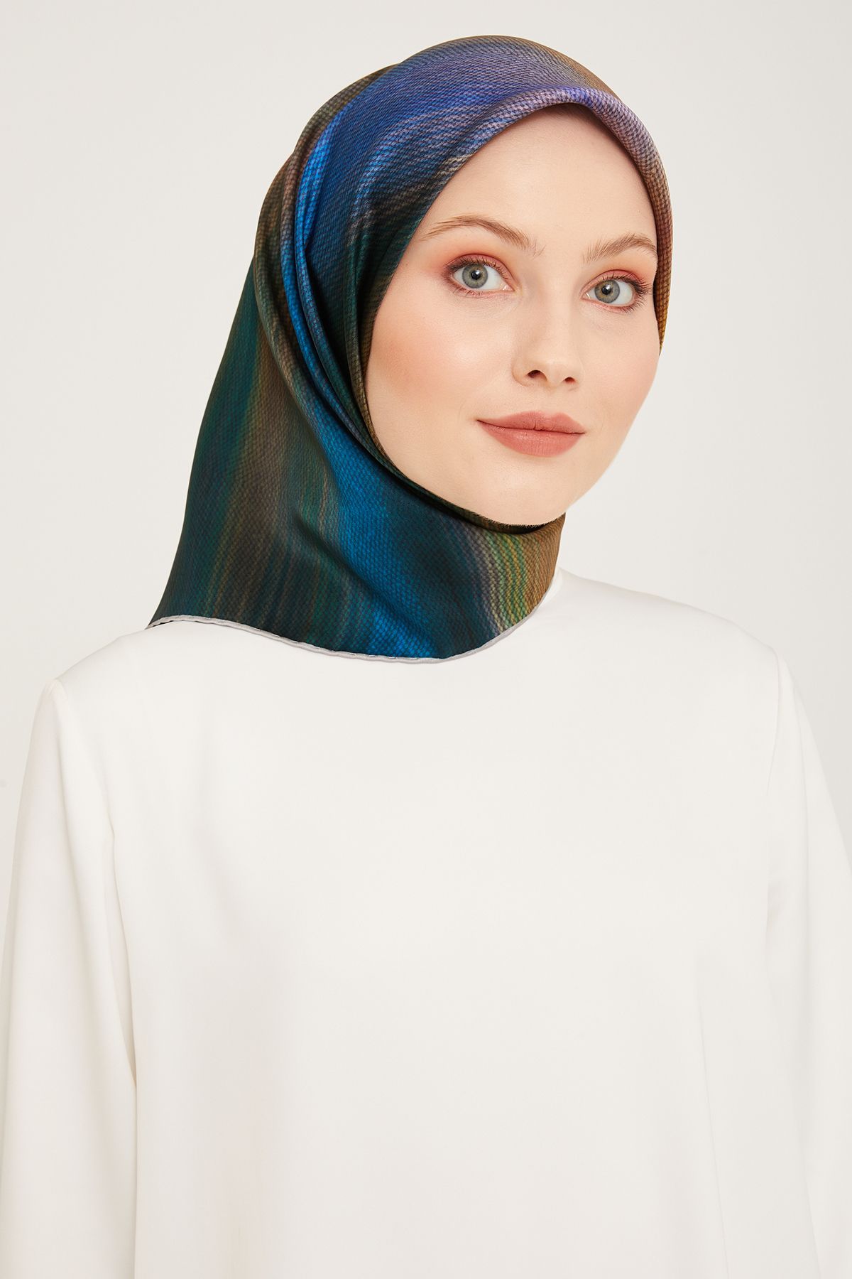 Armine Nostalji Serisi Sura İpek Eşarp 9017DS-35 Geometrik Desen HAKİ-ÇOK RENKLİ