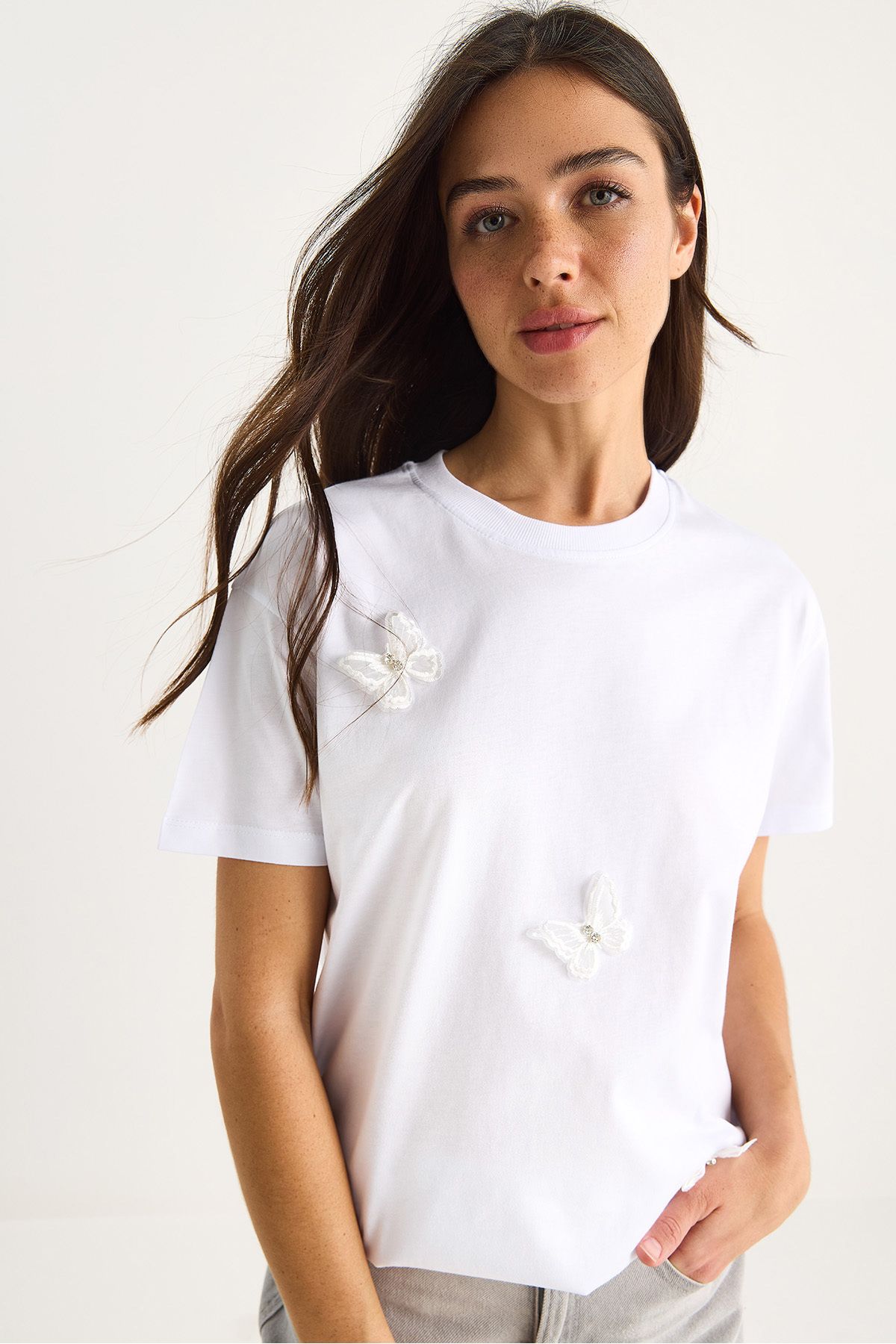 Bianco Lucci Kadın Kelebek Aksesuarlı Bisiklet Yaka Pamuklu T-Shirt 60602071