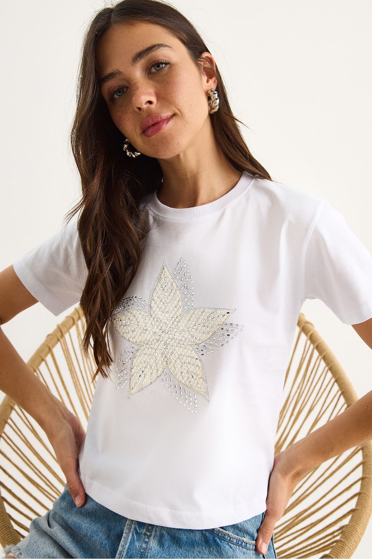 Bianco Lucci Kadın Çiçek Aksesuarlı Taş Baskılı Fit Kalıp T-Shirt 60602068