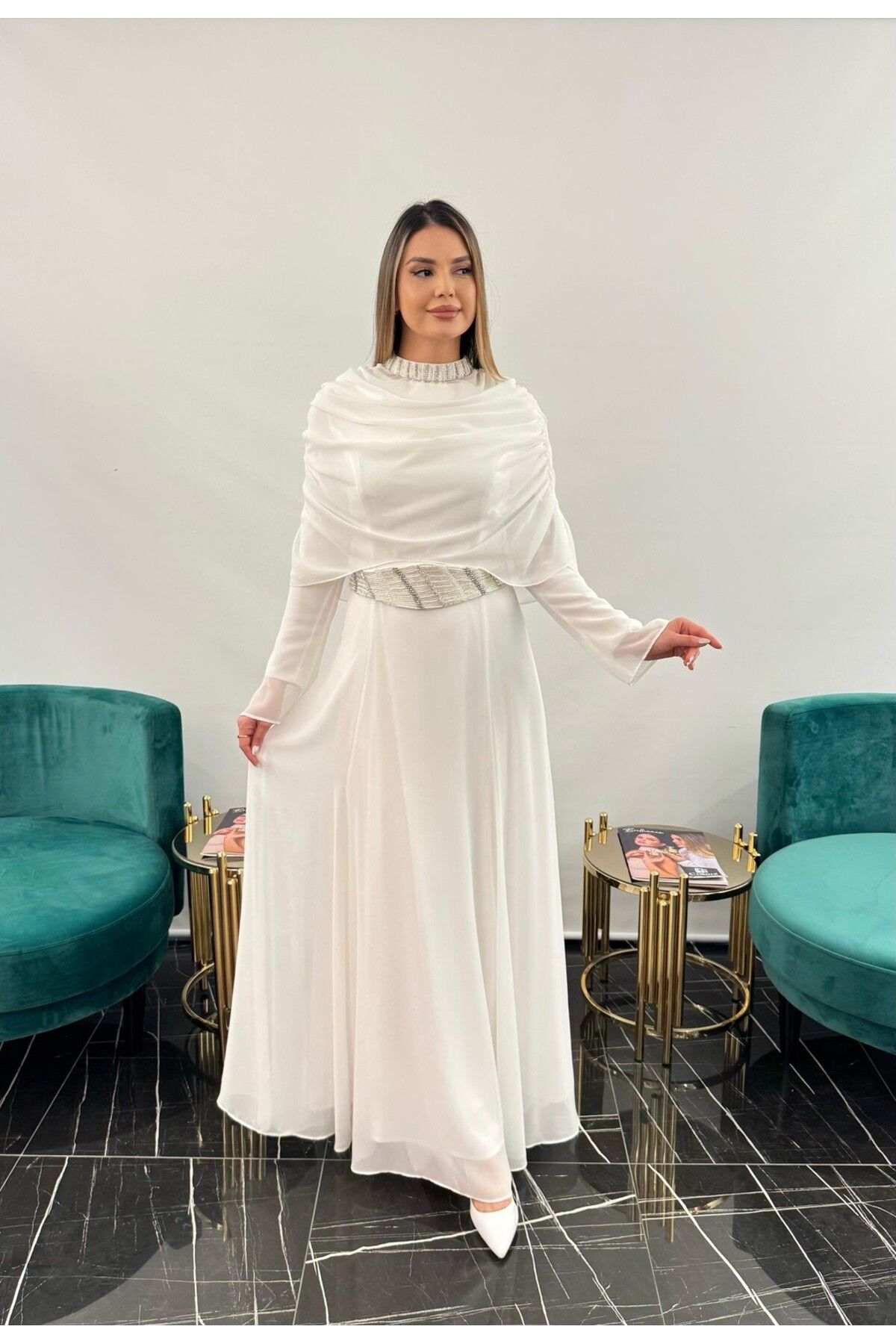 White Corner 3249 KEMER YAKA KISMI EL İŞLEMELİ TAŞLI ŞİFON ELBİSE